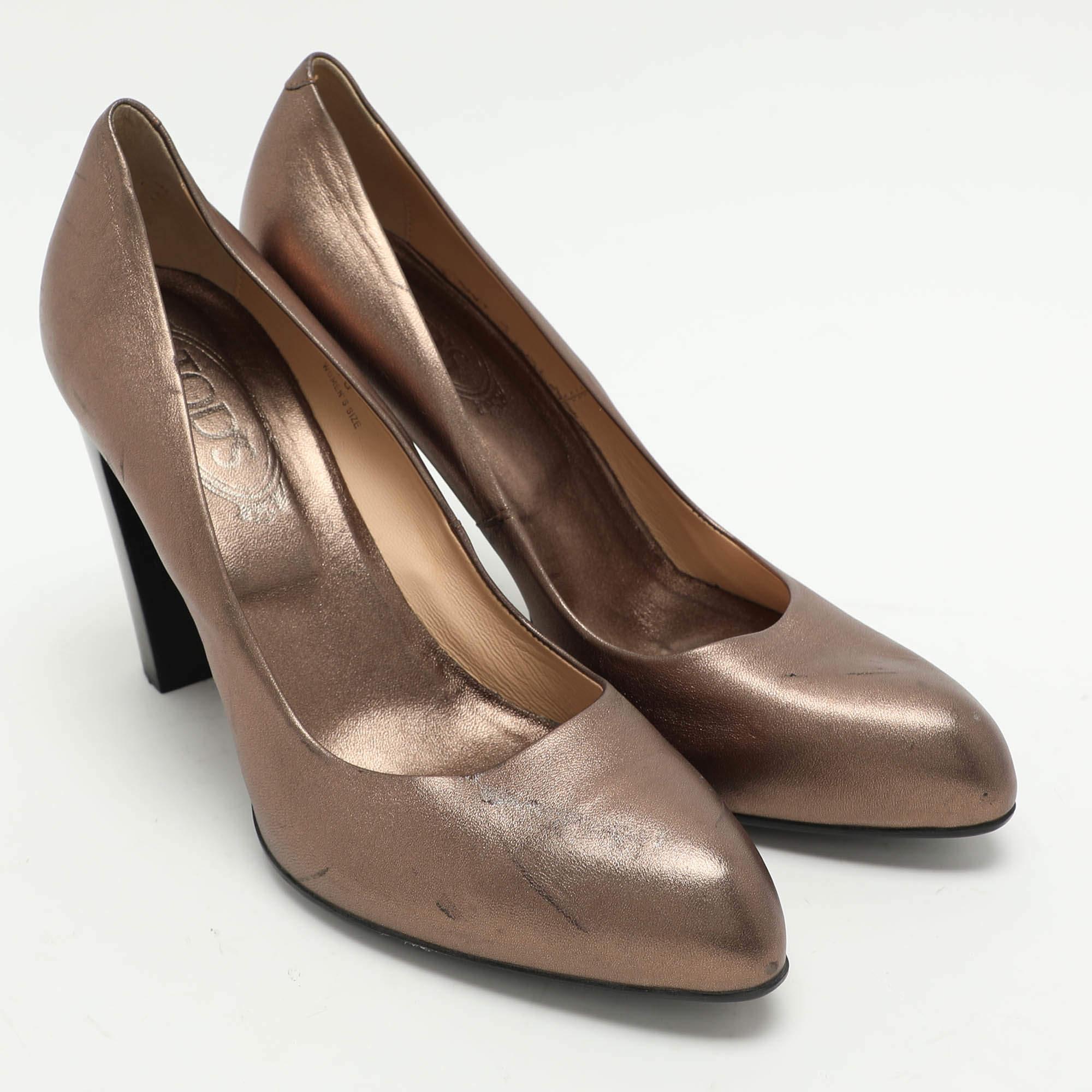Tod's Metallic Leather Block Heel Pumps Size 40 In Good Condition For Sale In Dubai, Al Qouz 2