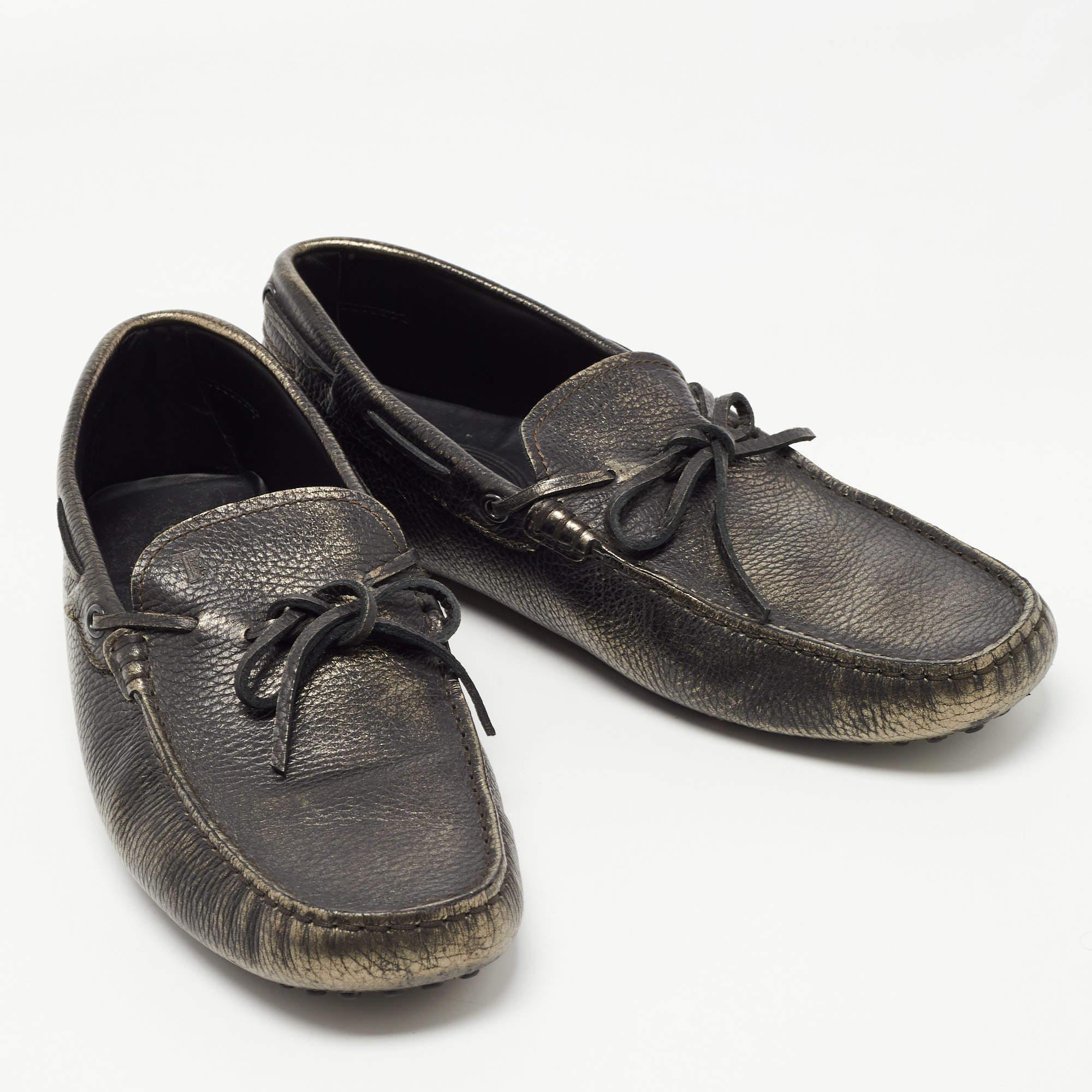Tod's Metallic Leather Bow Slip On Loafers Size 42.5 In Good Condition For Sale In Dubai, Al Qouz 2