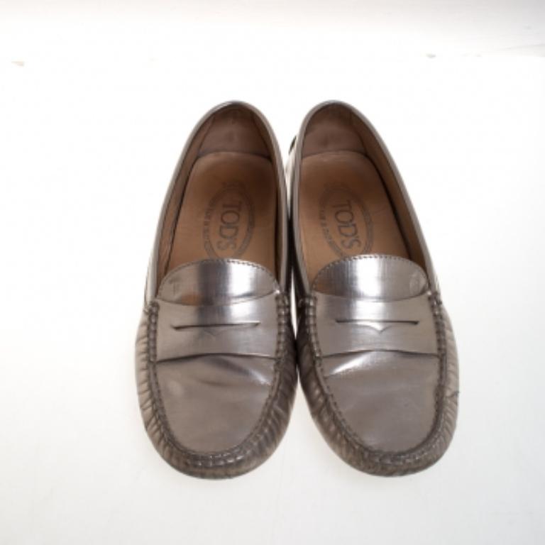 Tod's Metallic Leather Penny Loafers Size 36.5 in vendita 5