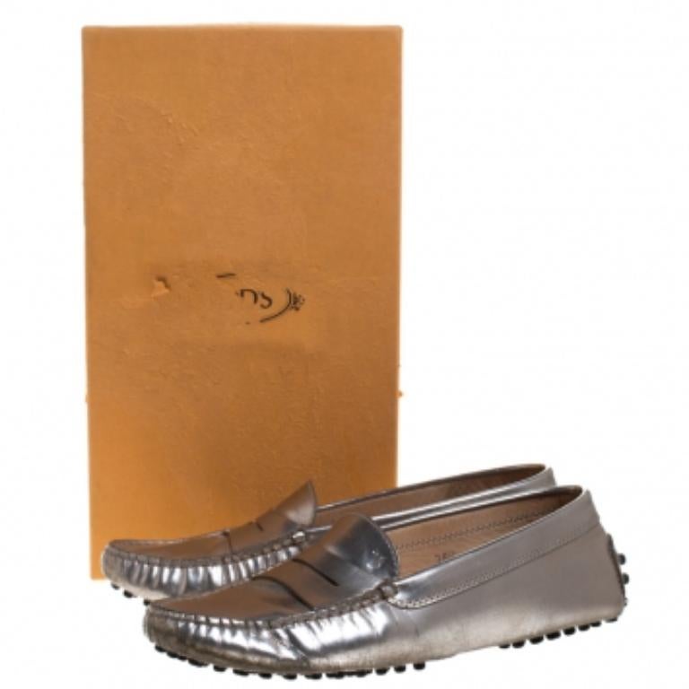 Stylish and super comfortable, this pair of loafers by Tod's will make a great addition to your shoe collection. They have been crafted from leather and styled with Penny keeper straps. Leather insoles and rubber outsoles beautifully complete the