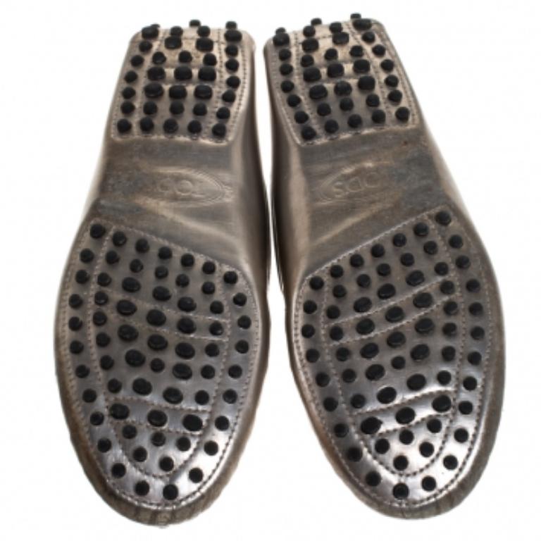 Grigio Tod's Metallic Leather Penny Loafers Size 36.5 in vendita