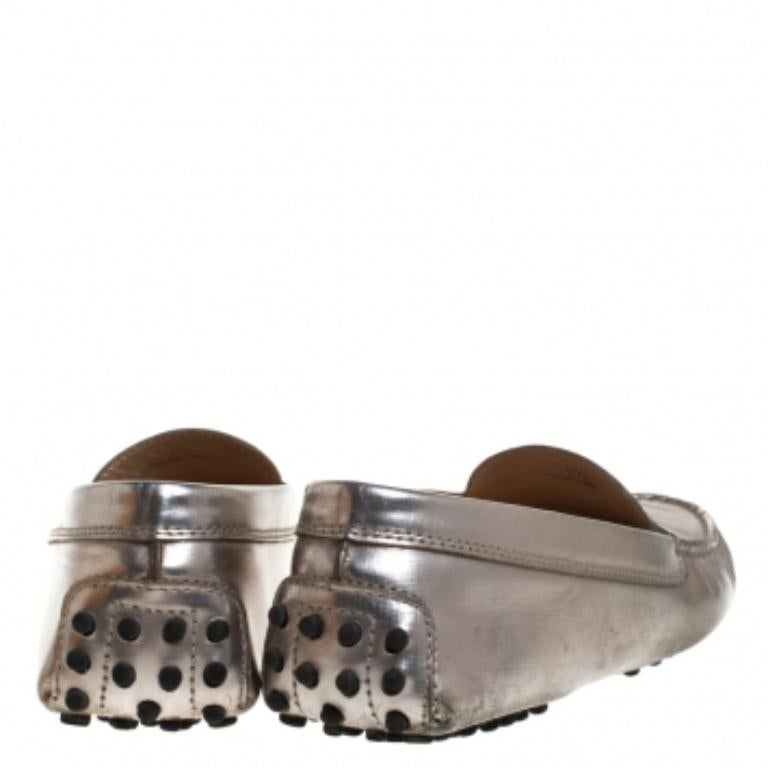 Tod's Metallic Leather Penny Loafers Size 36.5 In condizioni discrete in vendita a Dubai, Al Qouz 2