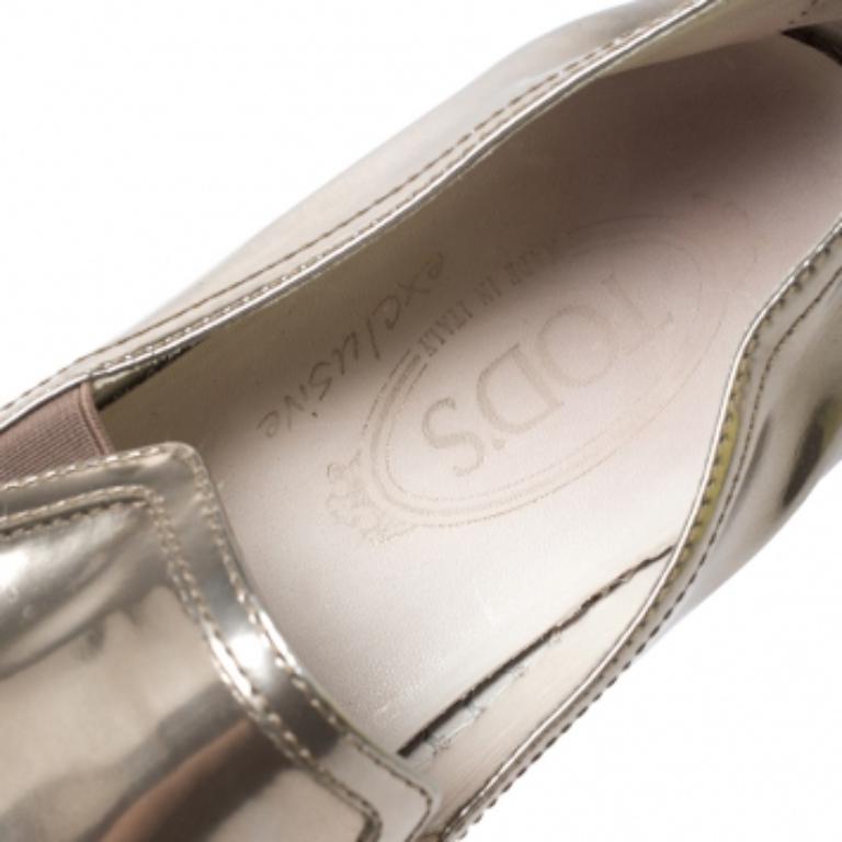 Mit diesen Sneakers von Tod's gelingt Ihnen ein cooler Look. Das Äußere der Sneaker wurde aus Lackleder in Roségoldmetallic gefertigt. Die Zwischensohle ist aus geflochtener Jute und die Laufsohle aus Gummi. Dieses Paar lässt sich leicht anziehen