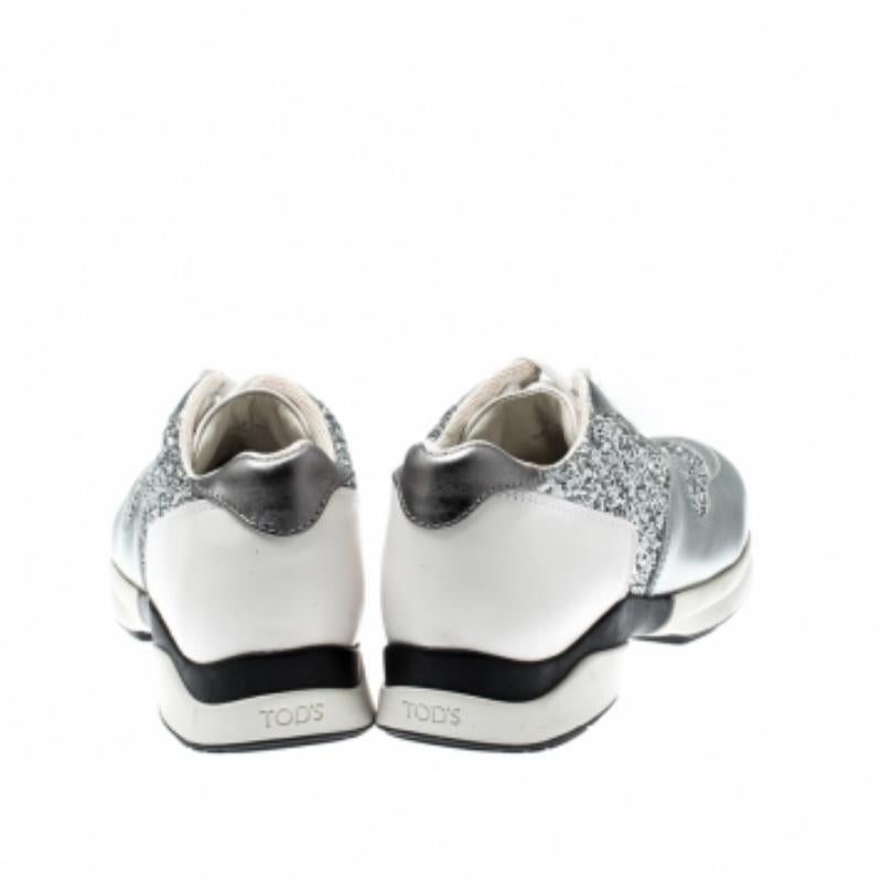 Tod's Baskets Sportivo à lacets en cuir et paillettes argentées métalliques taille 36 Excellent état - En vente à Dubai, Al Qouz 2