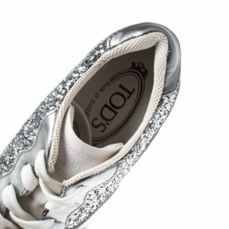 Tod's Baskets Sportivo à lacets en cuir et paillettes argentées métalliques taille 36 en vente 1