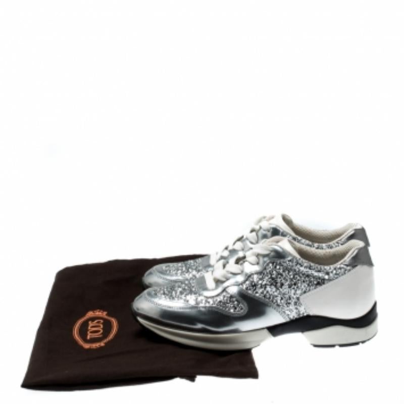 Tod's Baskets Sportivo à lacets en cuir et paillettes argentées métalliques taille 36 en vente 4