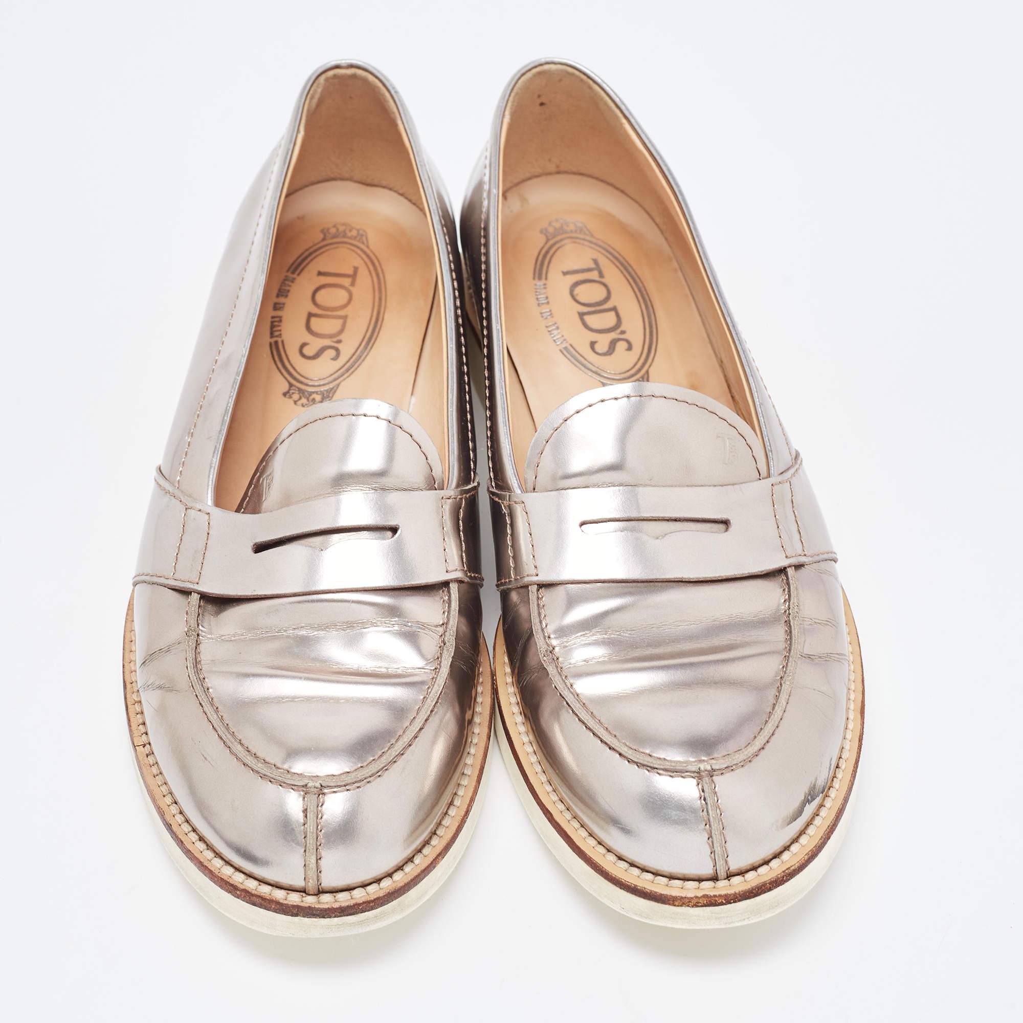 Beige Tod's Metallic Silver Leather Penny Loafers Taglia 37 in vendita