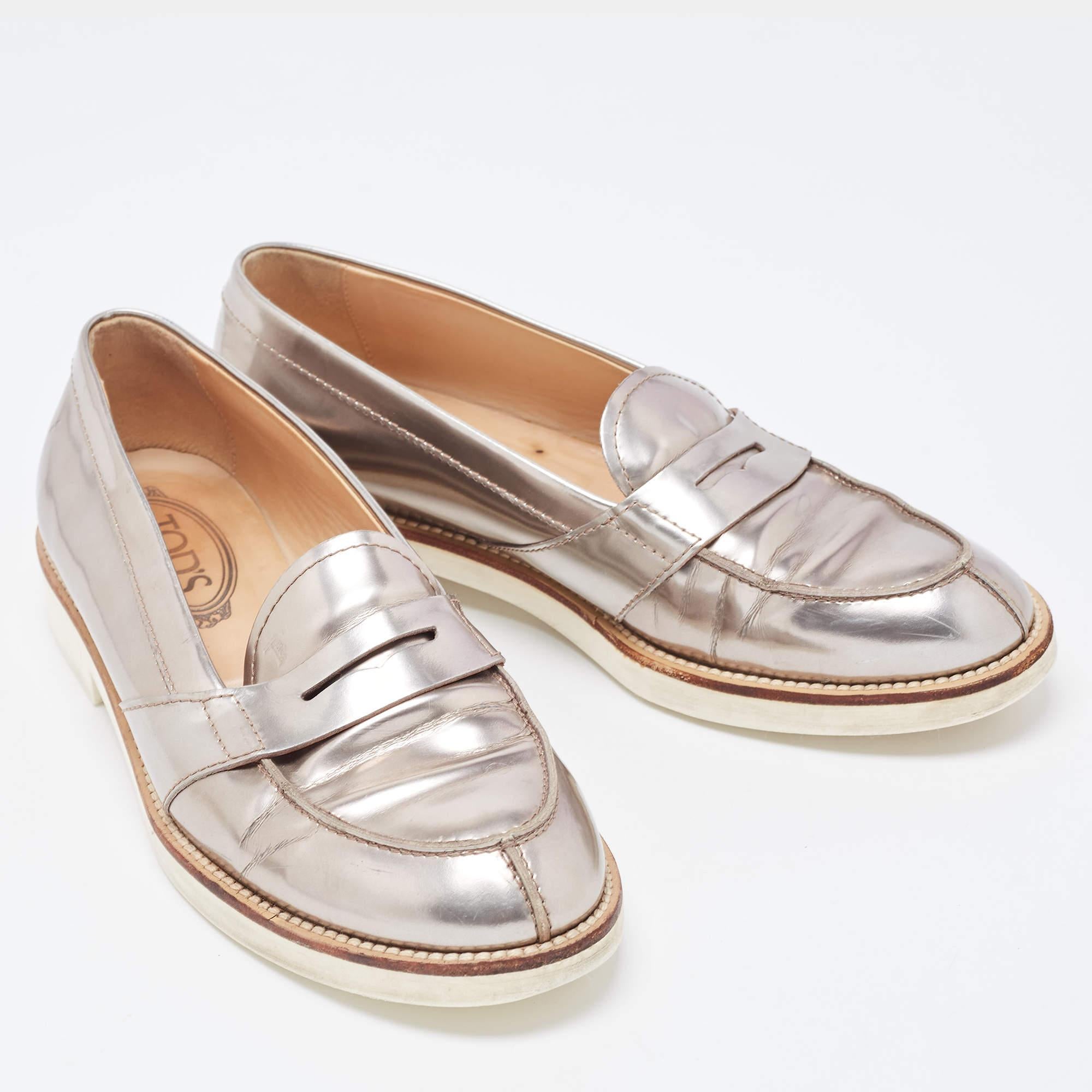 Tod's Metallic Silver Leather Penny Loafers Taglia 37 In condizioni discrete in vendita a Dubai, Al Qouz 2