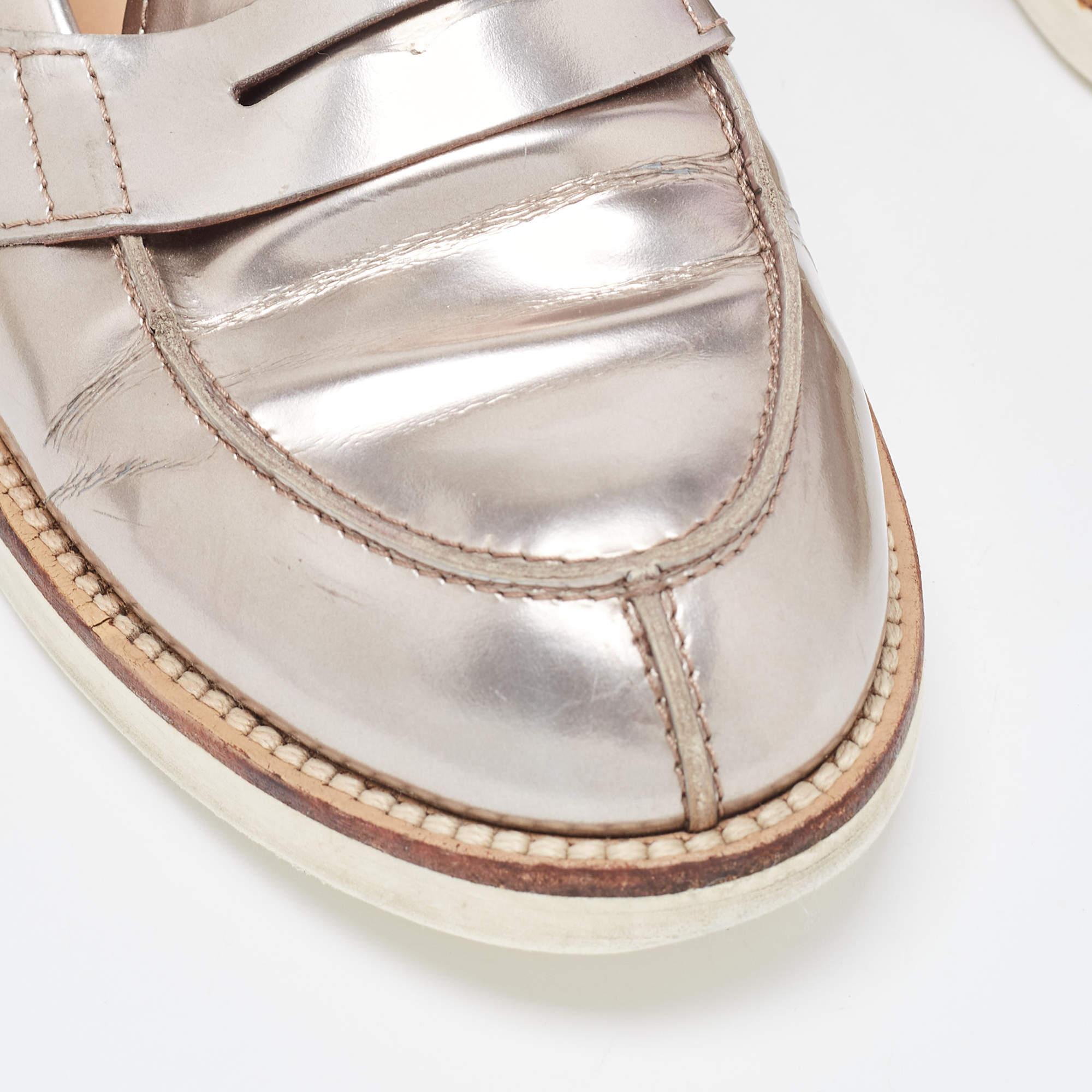 Tod's Metallic Silver Leather Penny Loafers Taglia 37 in vendita 2