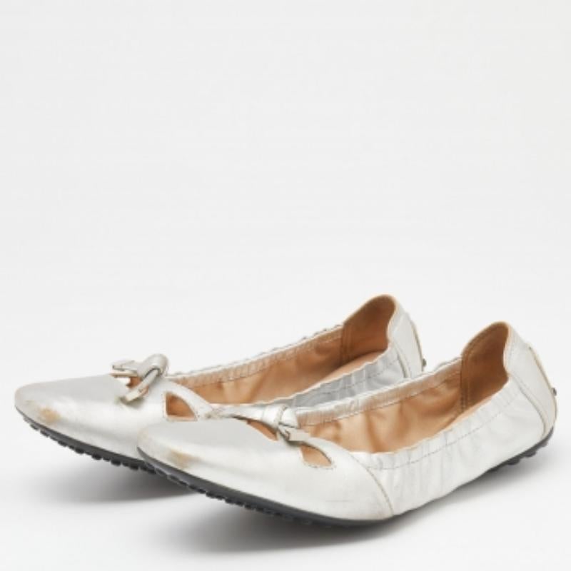 Mit diesen wunderschönen Ballerinas von Tod's fühlen Sie sich mühelos wohl und sehen immer gut aus. Die aus silberfarbenem Metallic-Leder gefertigten Flats sind mit Metallspitzen auf dem Obermaterial und Nieten an den Zählern ausgestattet.