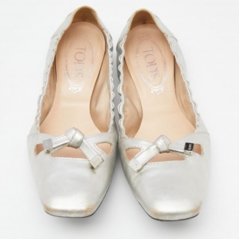 Tod's Metallic Silber Leder Scrunch Ballettschuhe Größe 37,5 im Zustand „Relativ gut“ im Angebot in Dubai, Al Qouz 2
