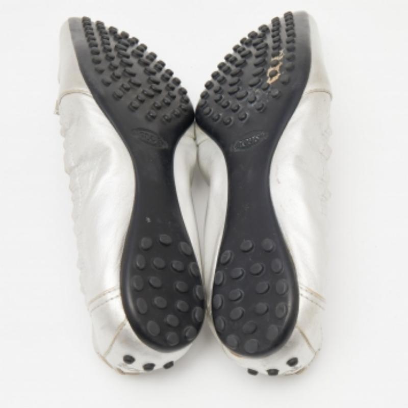 Tod's Metallic Silber Leder Scrunch Ballettschuhe Größe 37,5 im Angebot 4