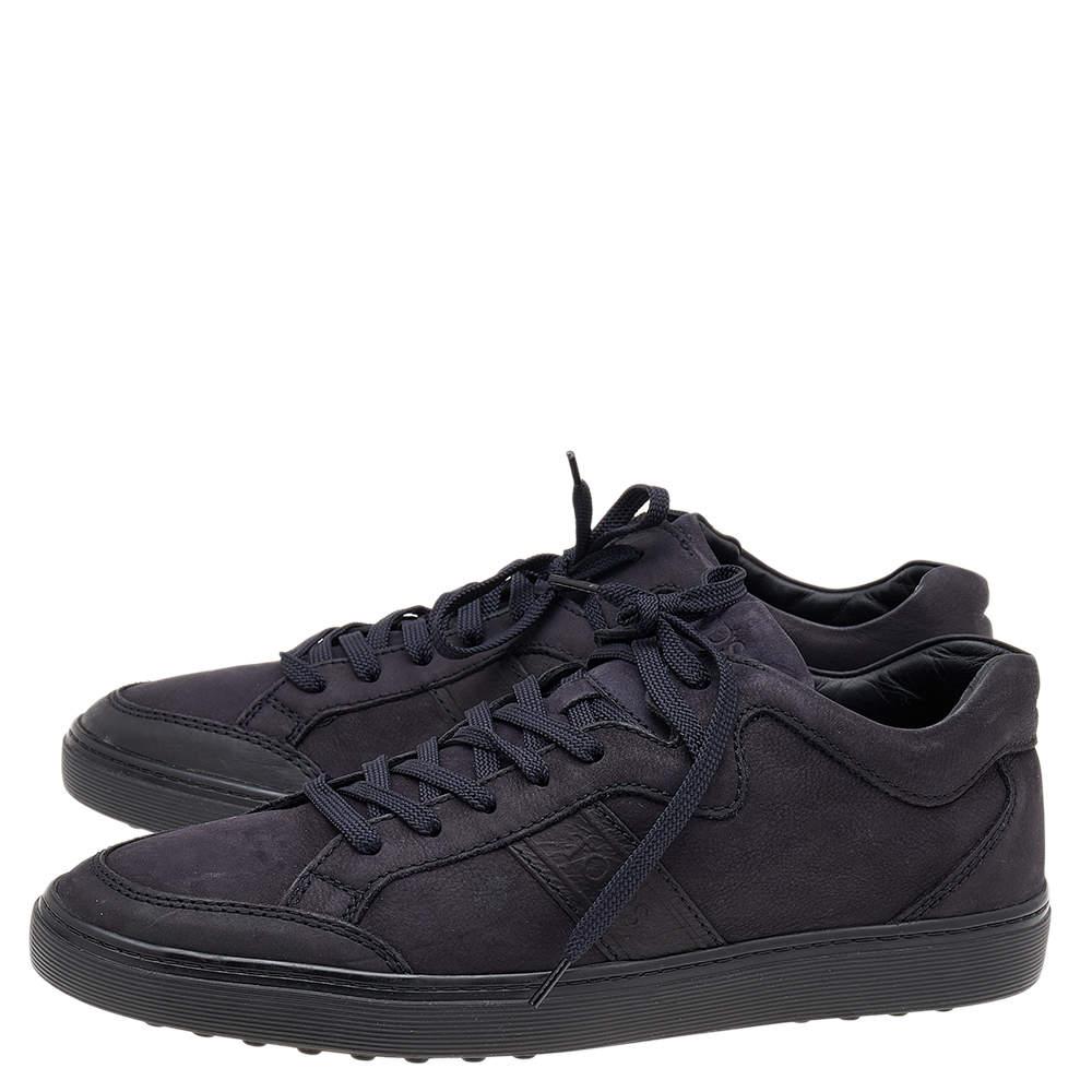 Coming in a classic low-top silhouette, these Tod's sneakers are a seamless combination of luxury, comfort, and style. They are made from leather in a midnight blue shade. These sneakers are designed with logo details, laced-up vamps, and