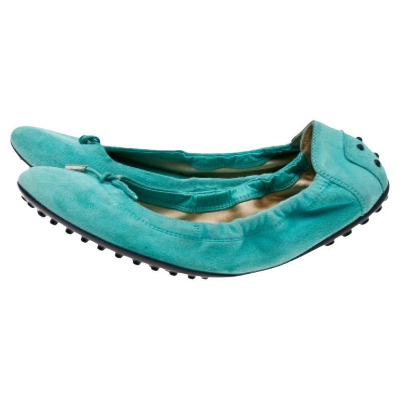 These designer flats from the brand of Tod's are a must-have in your wardrobe. Keep your comfort to a maximum with these beautiful mint green suede flats. The rubber soles add ease and durability to this pair of scrunch ballet flats.