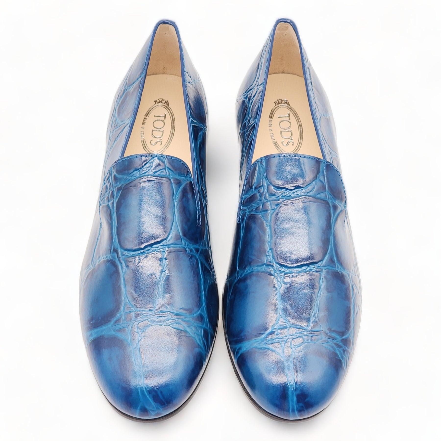 Mocassins en cuir gaufré au crocodile.

Informations complémentaires :
Matière : Intérieur en cuir
Semelle extérieure en caoutchouc signée Tod's
Couleur : Bleu
Taille : 5.5 US
Pays : Italie
Code de style Tod's : XXW35B0EC71
Condit : Neuf sans boîte,