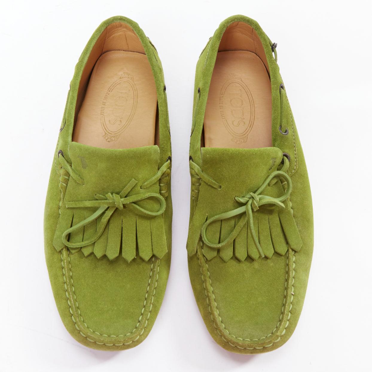 Tod's moss green suede leather fringe tongue dot sole driving loafer UK7 EU41
Riferimento: CNLE/A00331
Marchio: Tod's
Materiale: Pelle scamosciata
Colore: Verde, Nero
Modello: Tinta unita
Chiusura: Slip On
Fodera: Pelle nuda

CONDIZIONE:
Condizioni: