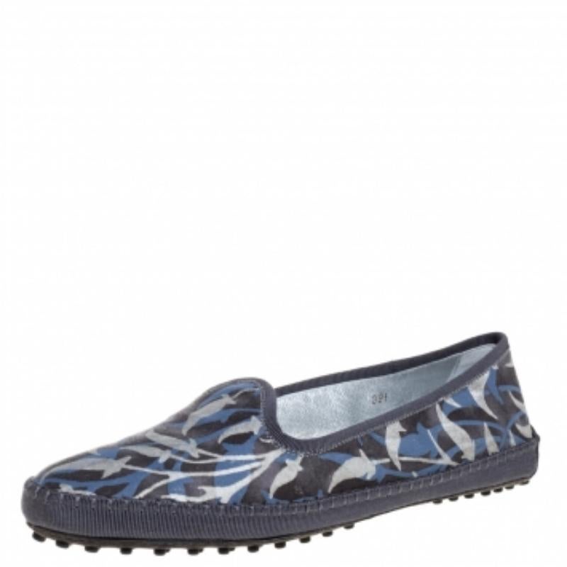 Nail every casual look with this pair of Gommino slippers from Tod's. Meticulously crafted from multicolor floral printed canvas, they feature neat stitch details and comfortable leather-lined insoles. The slippers are completed with pebbled