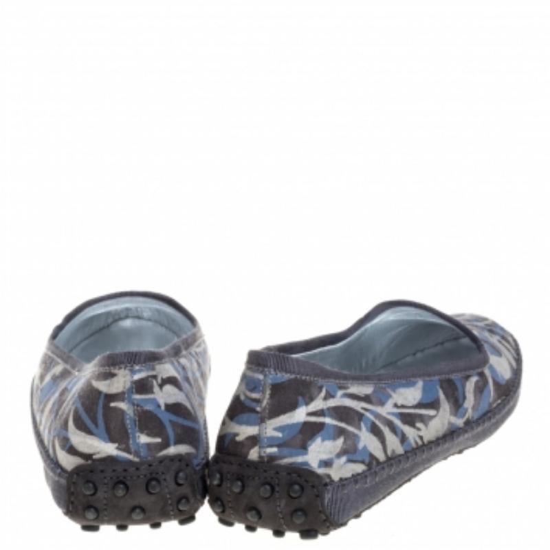 Tod's Multicolor Floral Printed Canvas Gommino Smoking Slippers Size 39.5 In Good Condition For Sale In Dubai, Al Qouz 2