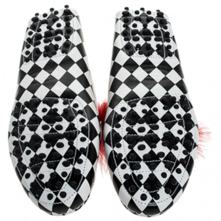 Misez sur cette paire de mocassins Gommino de Tod's pour tous vos looks décontractés. Méticuleusement confectionnées en cuir, elles sont dotées d'un adorable motif joker, d'une fourrure sur l'empeigne et d'un imprimé à carreaux sur l'ensemble de
