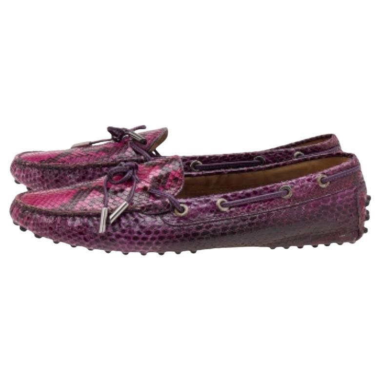 Eleganti e comodissimi, questi mocassini di Tod's saranno un'ottima aggiunta alla tua collezione di scarpe. Sono state realizzate in pelle di pitone con dettagli a fiocco sulla tomaia. Le solette in pelle e le robuste suole completano magnificamente