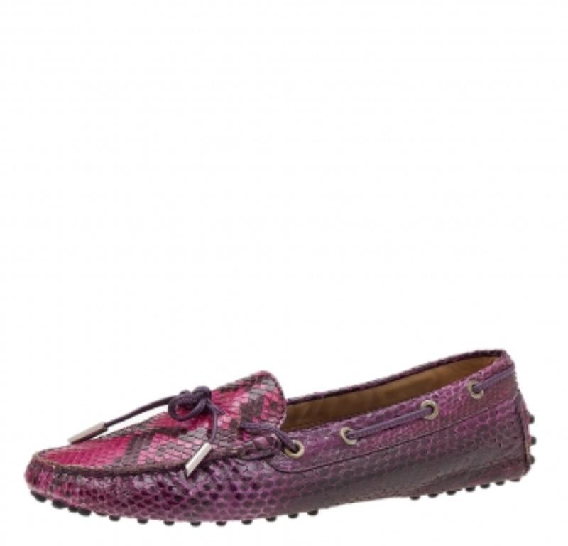 Mocassini Tod's con fiocco in pitone multicolore Taglia 39 In condizioni buone in vendita a Dubai, Al Qouz 2