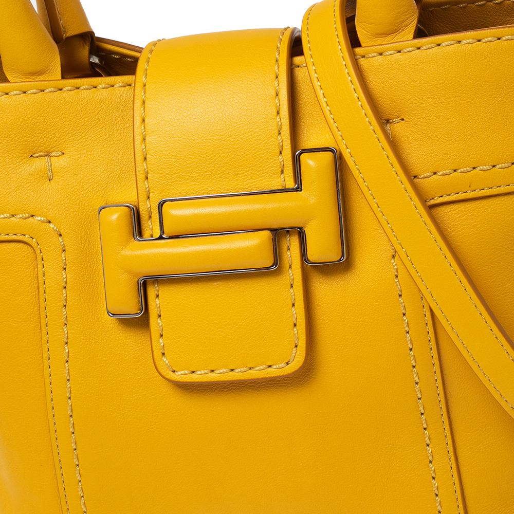 Tod's Mustard Leather Bucket Shoulder Bag In Excellent Condition In Dubai, Al Qouz 2