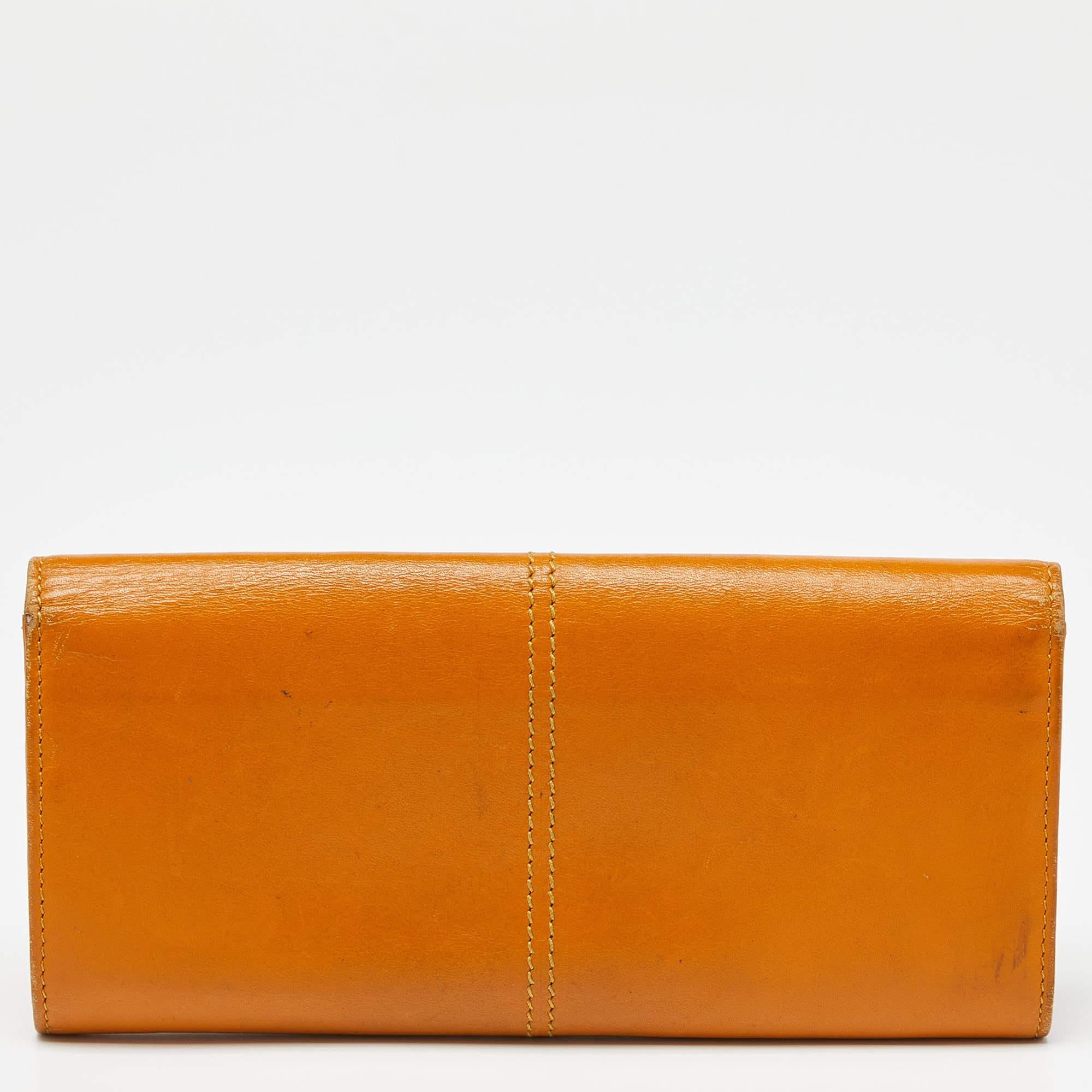 Tod's Mustard Leather Plaque Logo Continental Flap Wallet In Fair Condition In Dubai, Al Qouz 2