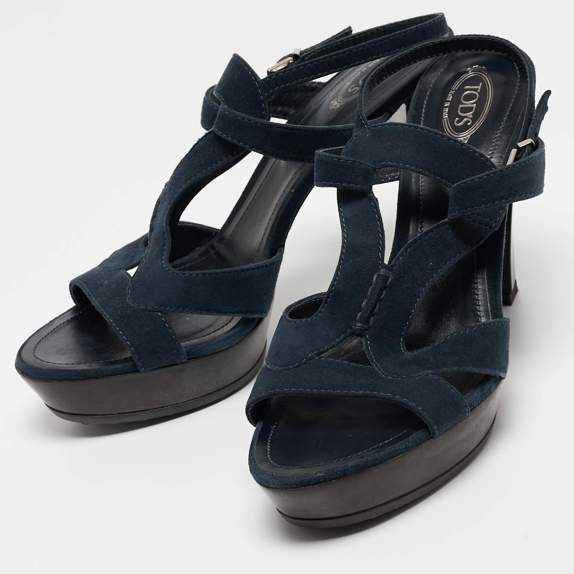 Diese Sandalen verkörpern die perfekte Mischung aus kantigem und zeitlosem Stil. Gefertigt aus hochwertigen MATERIALEN, bieten diese Schuhe die perfekte Höhe für einen raffinierten Look.