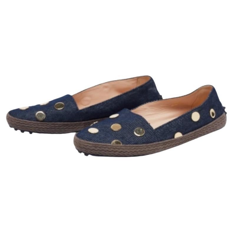 L'ajout d'accents dorés rend ces chaussures plates Tod's attrayantes. Confectionnées en denim, elles sont dotées de finitions en espadrille, d'un système d'enfilage et de semelles intérieures confortables. Les semelles en cuir et en caoutchouc de