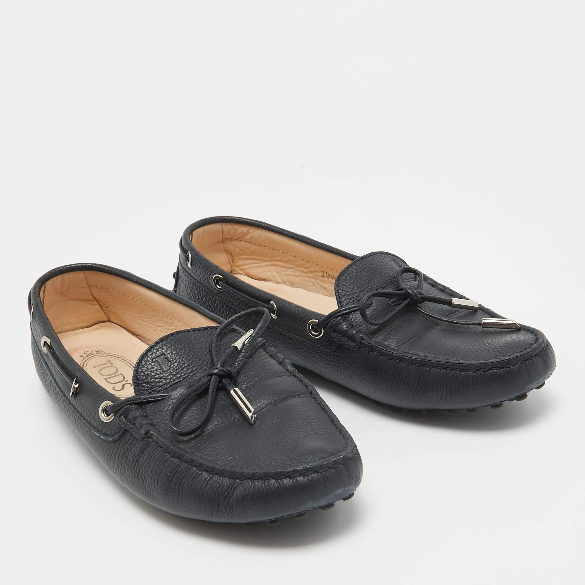 Tod's Navy Blue Leather Gommino Loafers Size 39.5 In Fair Condition For Sale In Dubai, Al Qouz 2