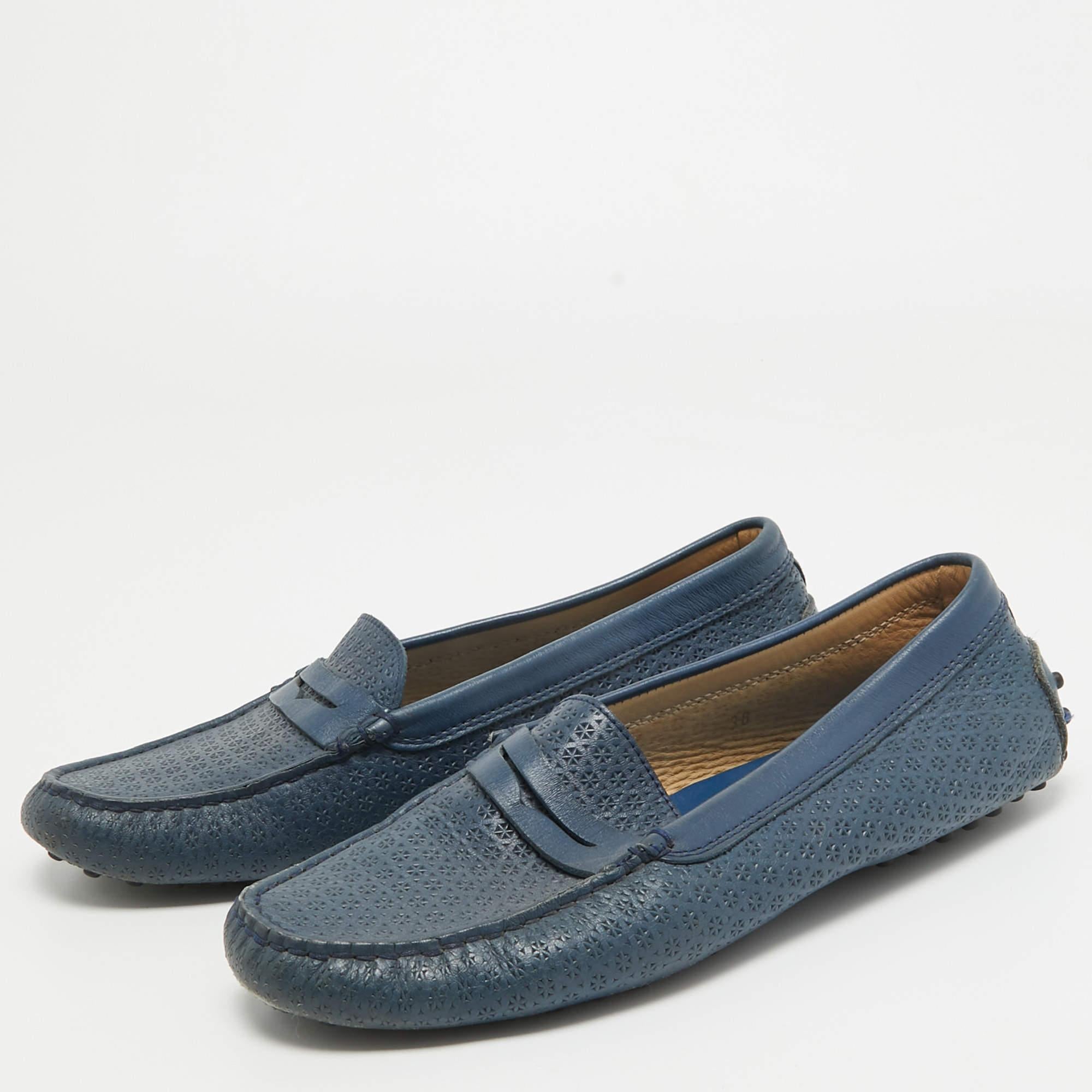 Questi mocassini firmati Tod's saranno il tuo paio preferito per i look fuori servizio. Realizzate in pelle, hanno la punta arrotondata e la suola in gomma.