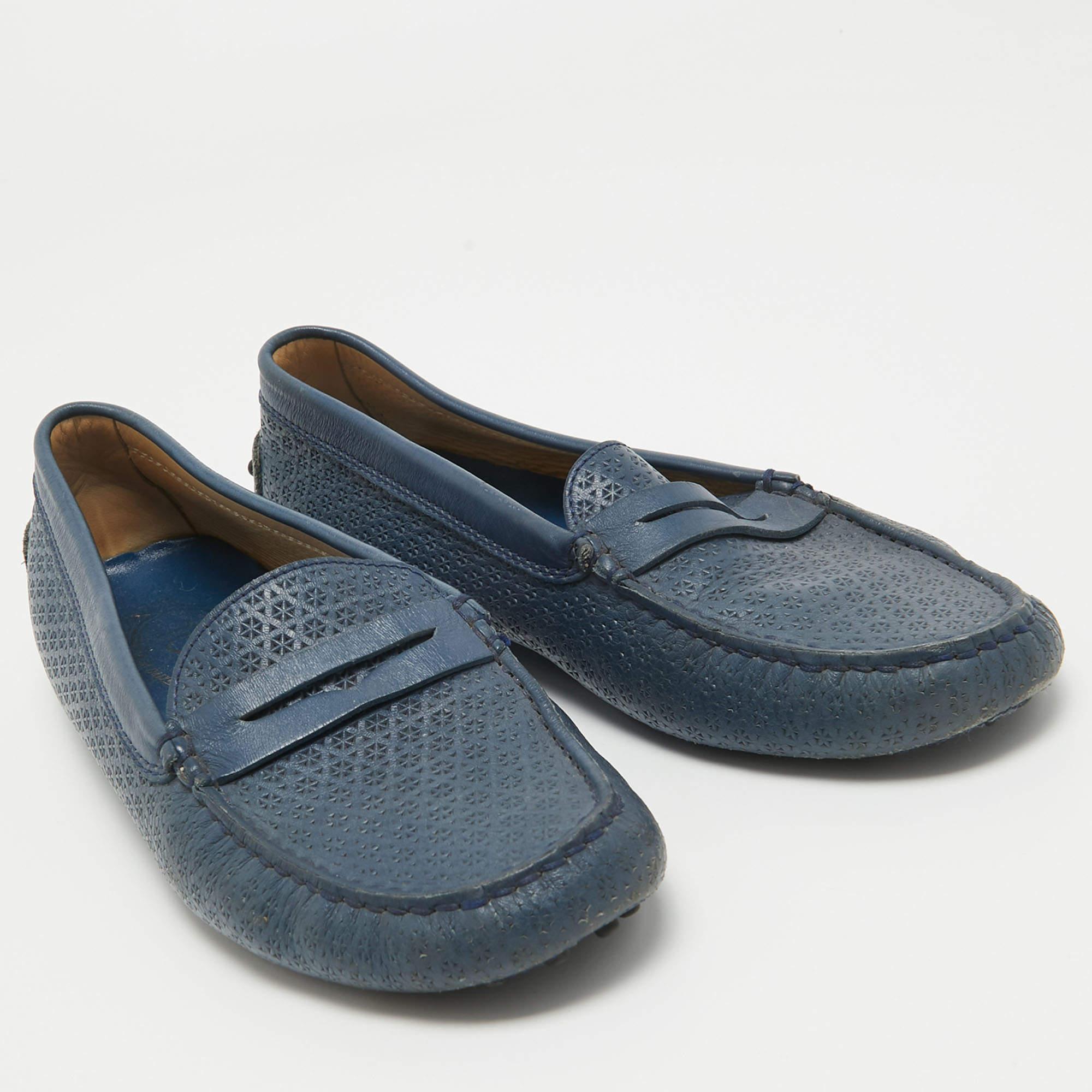 Mocassini Tod's in pelle blu navy con taglio laser taglia 38 In condizioni buone in vendita a Dubai, Al Qouz 2