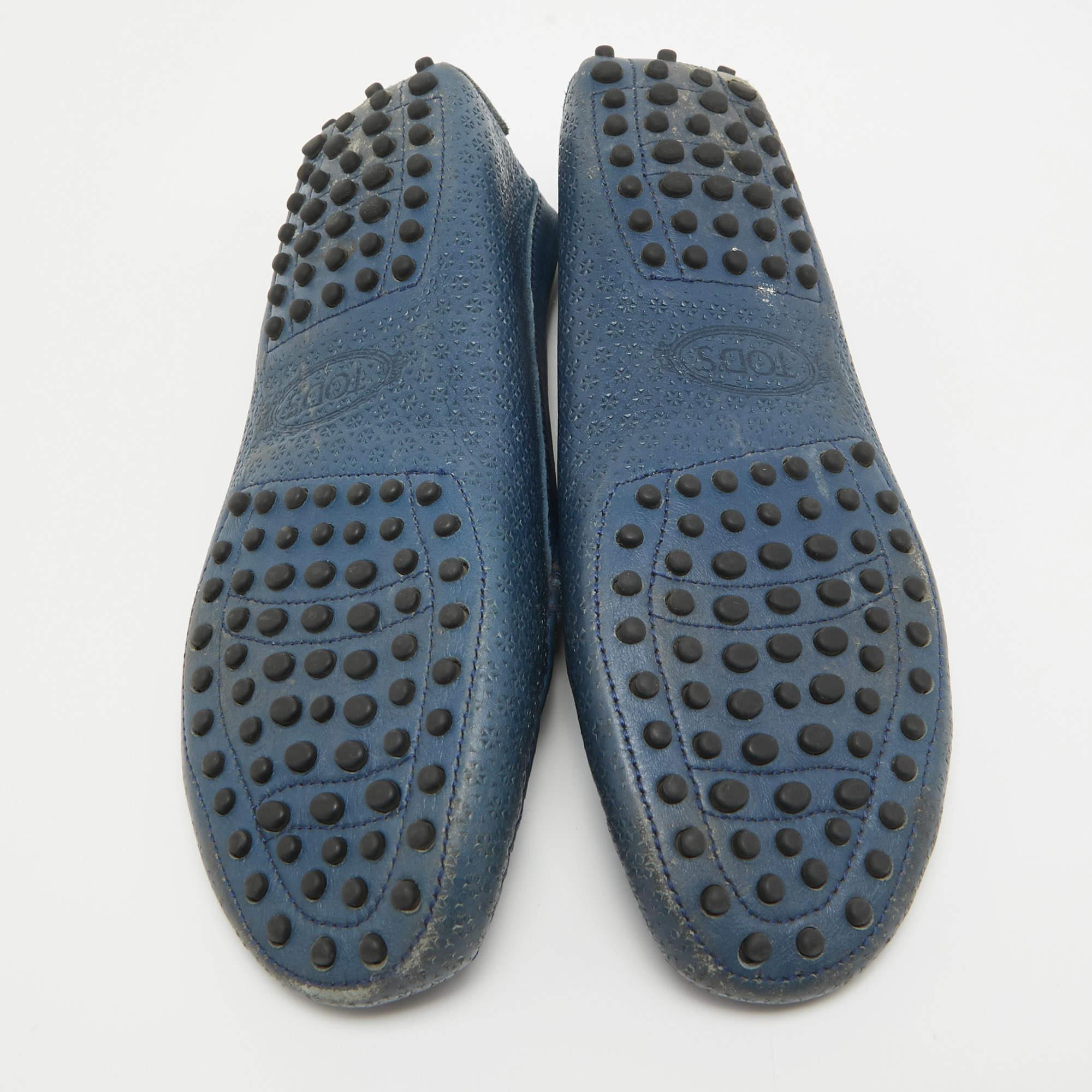 Mocassini Tod's in pelle blu navy con taglio laser taglia 38 in vendita 1
