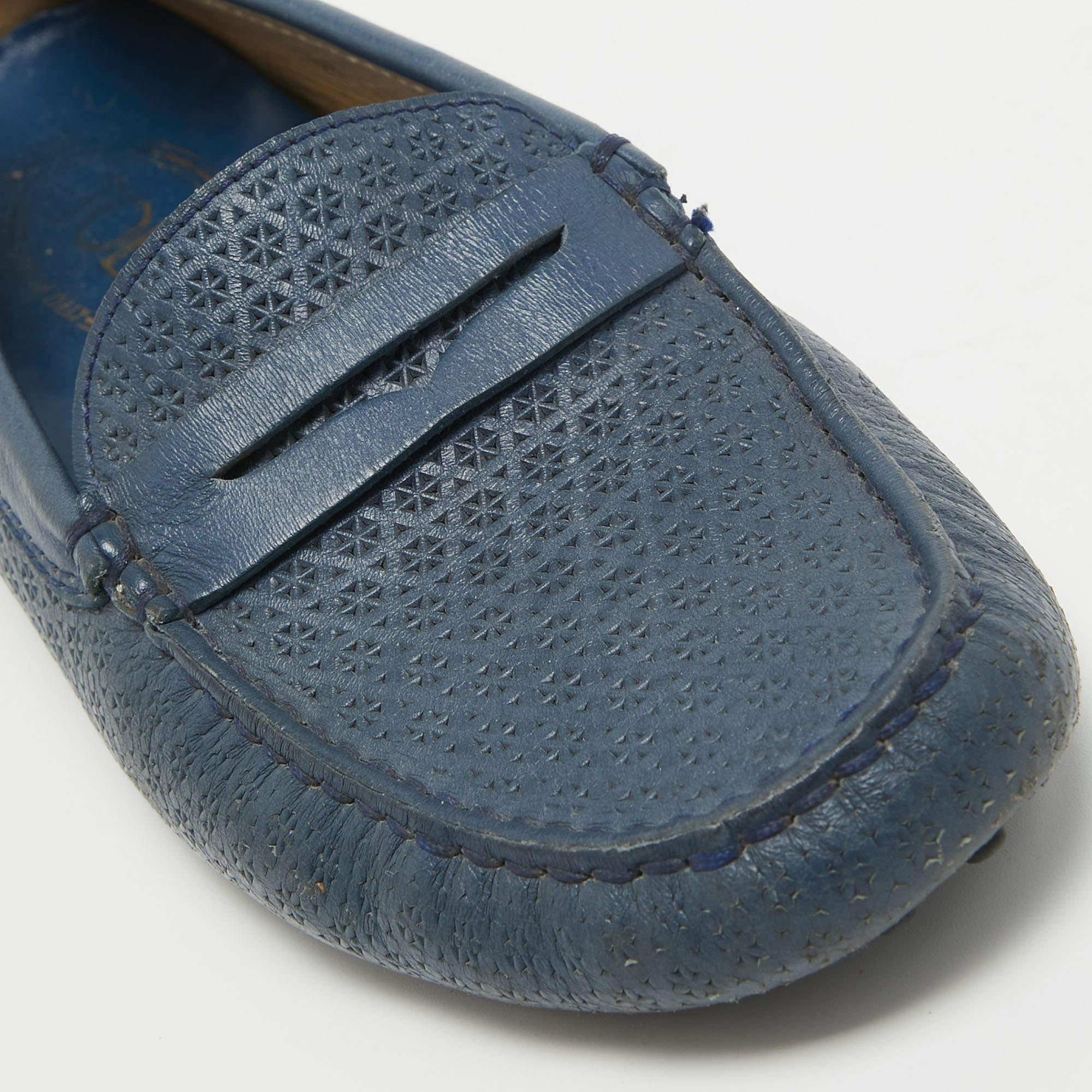 Mocassini Tod's in pelle blu navy con taglio laser taglia 38 in vendita 3