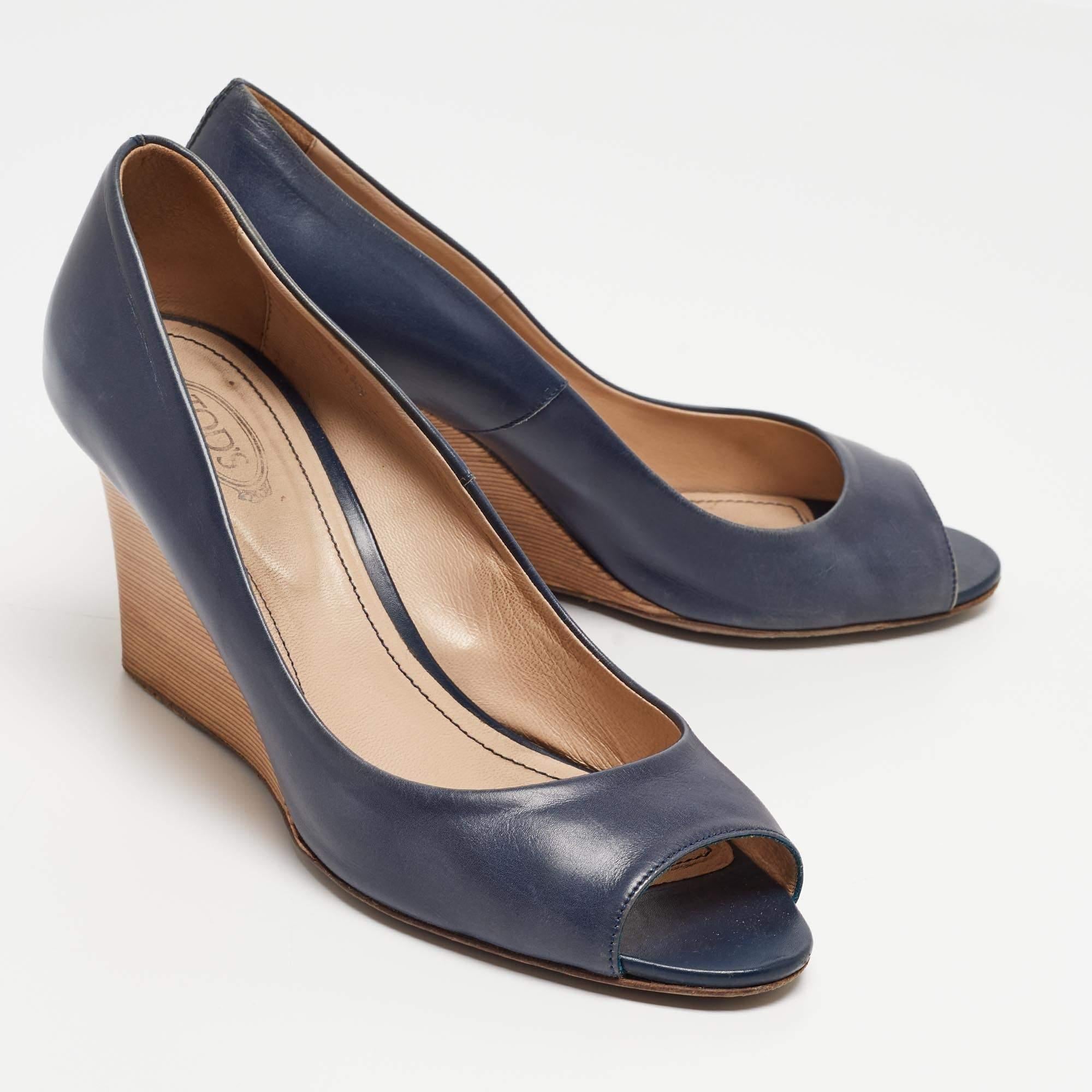 Tod's Navy Blue Leather Peep Toe Wedge Pumps Size 38 In Good Condition For Sale In Dubai, Al Qouz 2