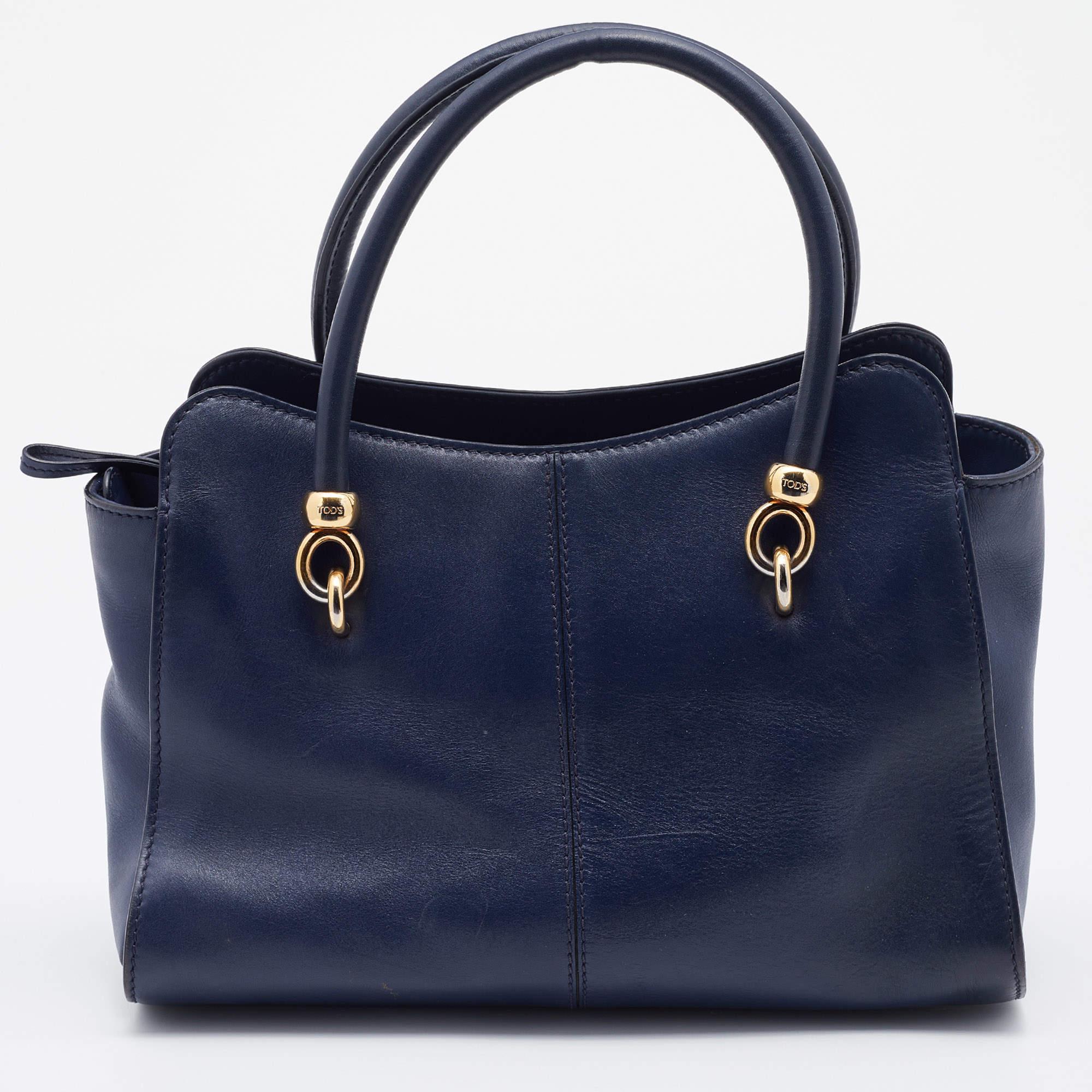 Put through a rigorous process of the finest stitching, this Sella by Tod's is brought to you with love. On its leather body, there are neat stitching details running in perfect symmetry, two shapely handles on top, and a fabric interior secured by