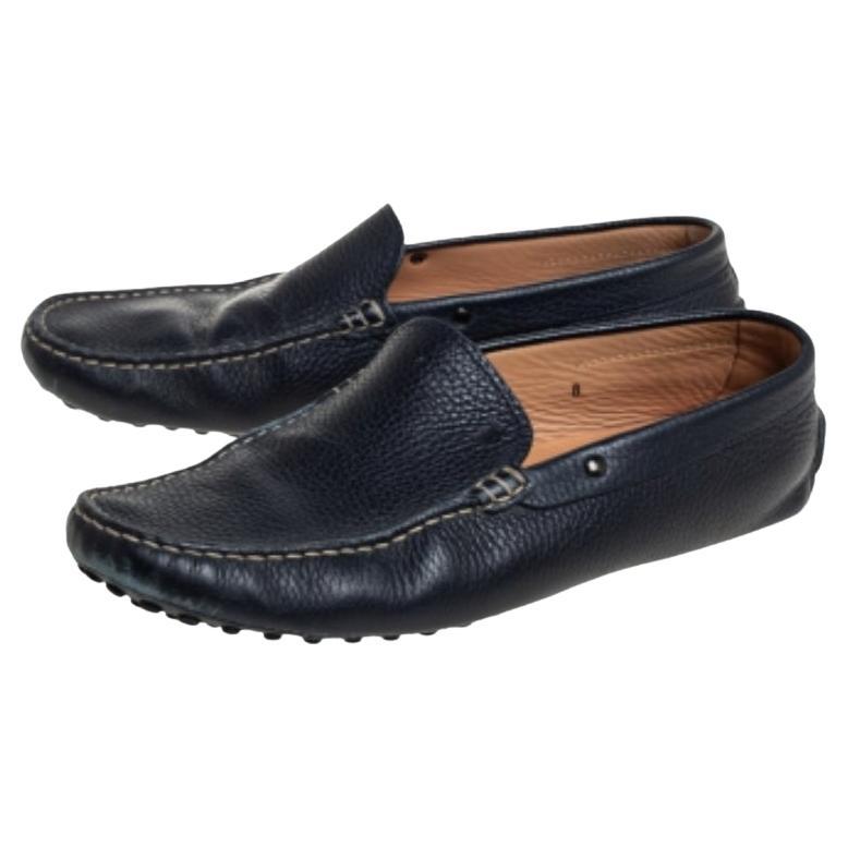 Tod's shoes are an example of class and elegance that stands forever undefeated. Nail every casual look with this pair of loafers. Meticulously crafted from leather in a shade of navy blue, the loafers feature neat stitching and leather-lined