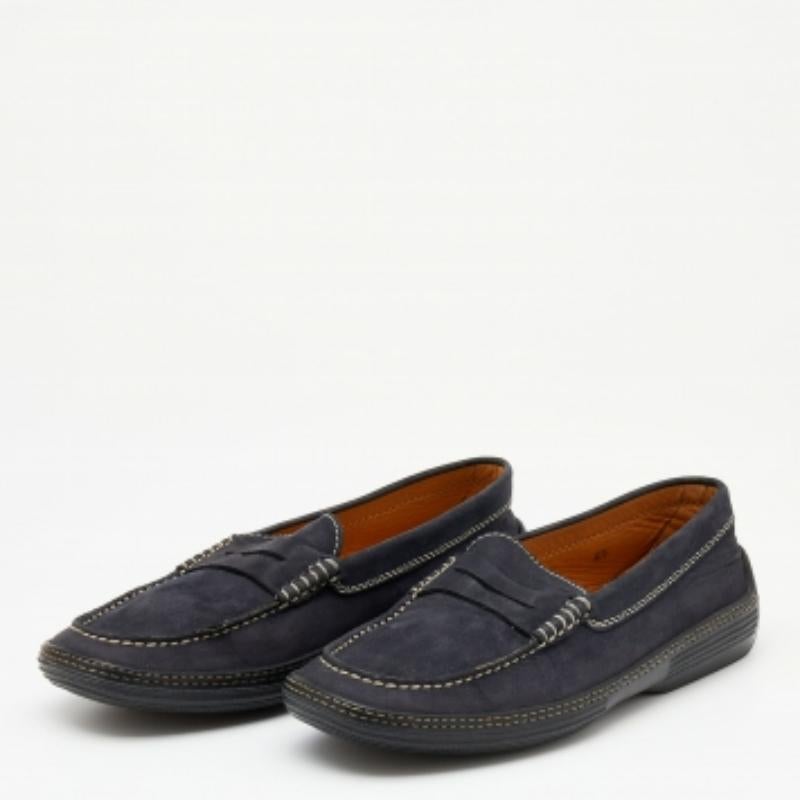 Wahrer Luxus ist eine Kombination aus exquisiter Handwerkskunst und Komfort, die sich in diesen Tod's Loafers gut umsetzen lässt. Sie sind aus Nubukleder gefertigt, mit Penny-Riemen versehen und verfügen über eine robuste Sohle.