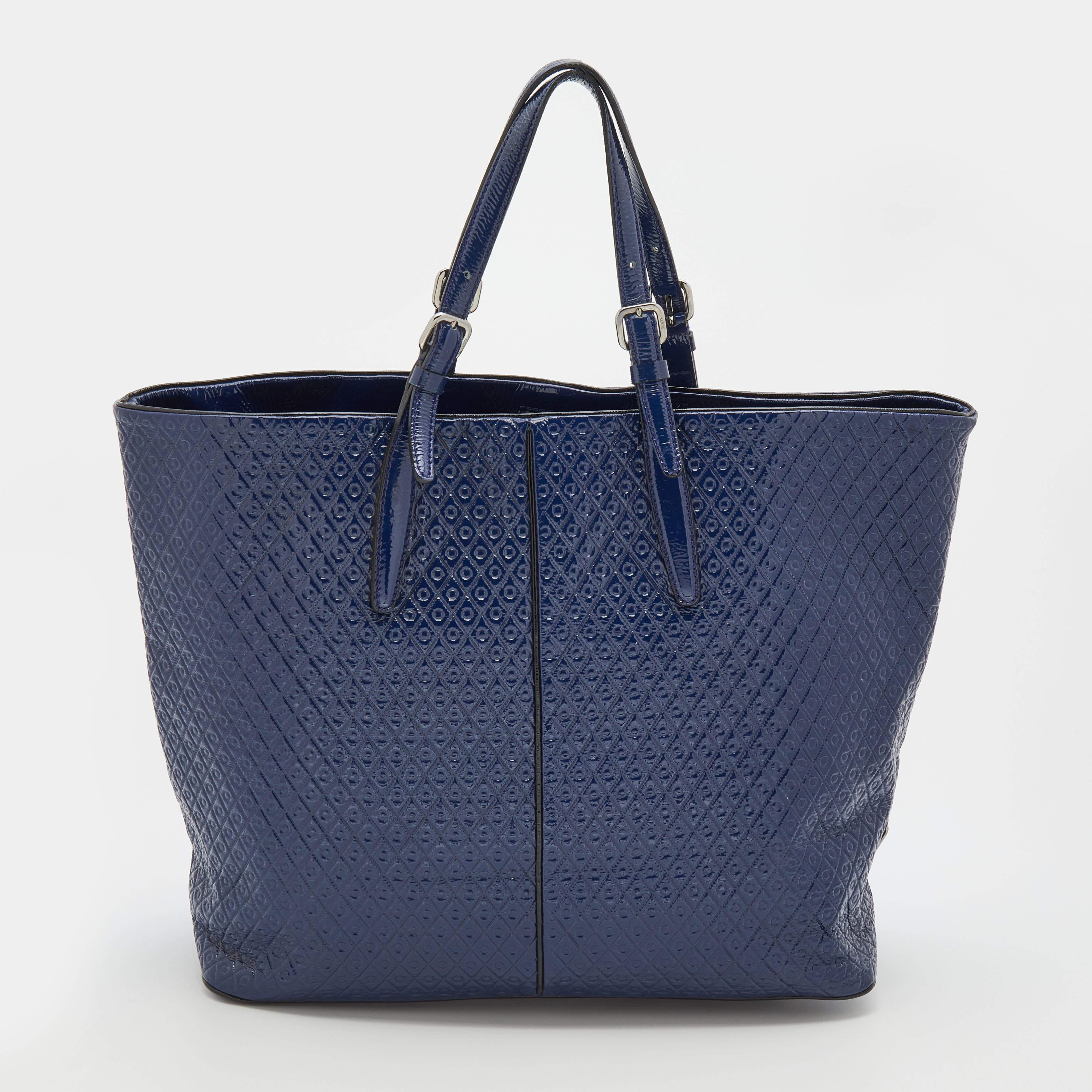 Tod's expertise in detailed craftsmanship is exemplified in this shopper tote. An accessory of utility, it is crafted from patent leather with classy elements and a structured shape. The brand detailing at the side lends the bag a recognizable