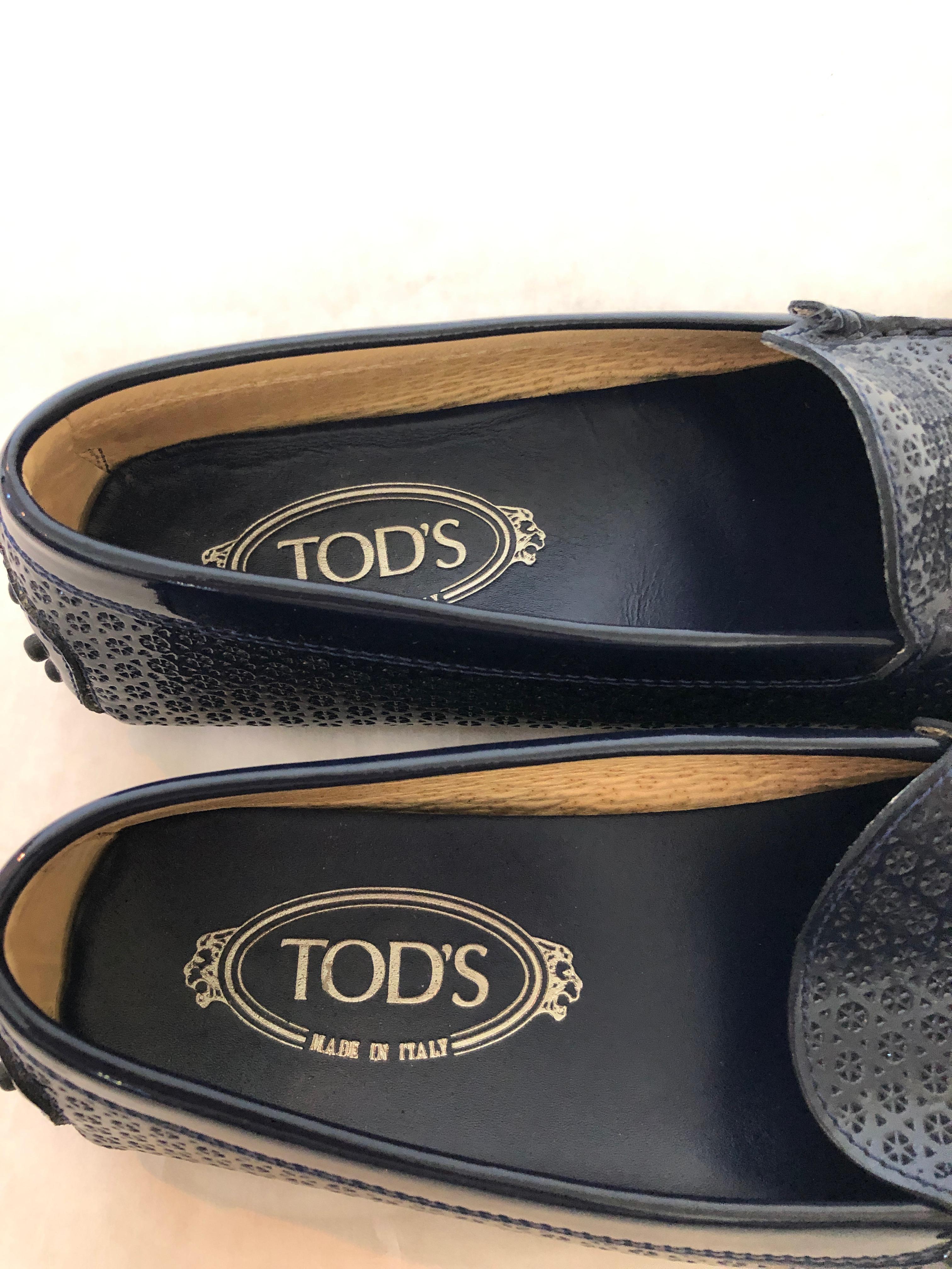 Tod's Navy Blue Patent Perforated Flower Pattern Driver / Moccasin Shoes  For Sale 5