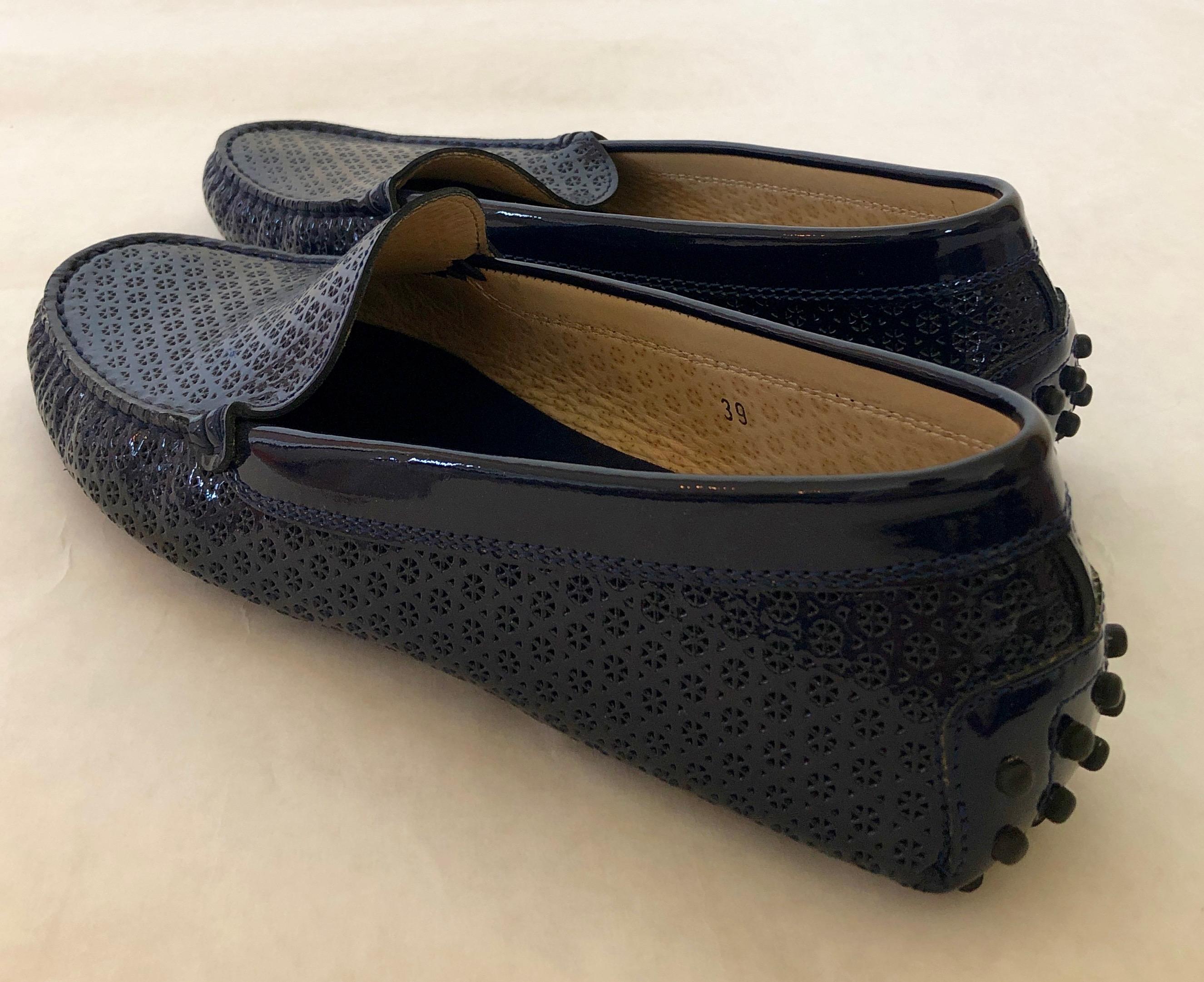 Tod's Navy Blue Patent Perforated Flower Pattern Driver / Moccasin Shoes  In Excellent Condition For Sale In Houston, TX