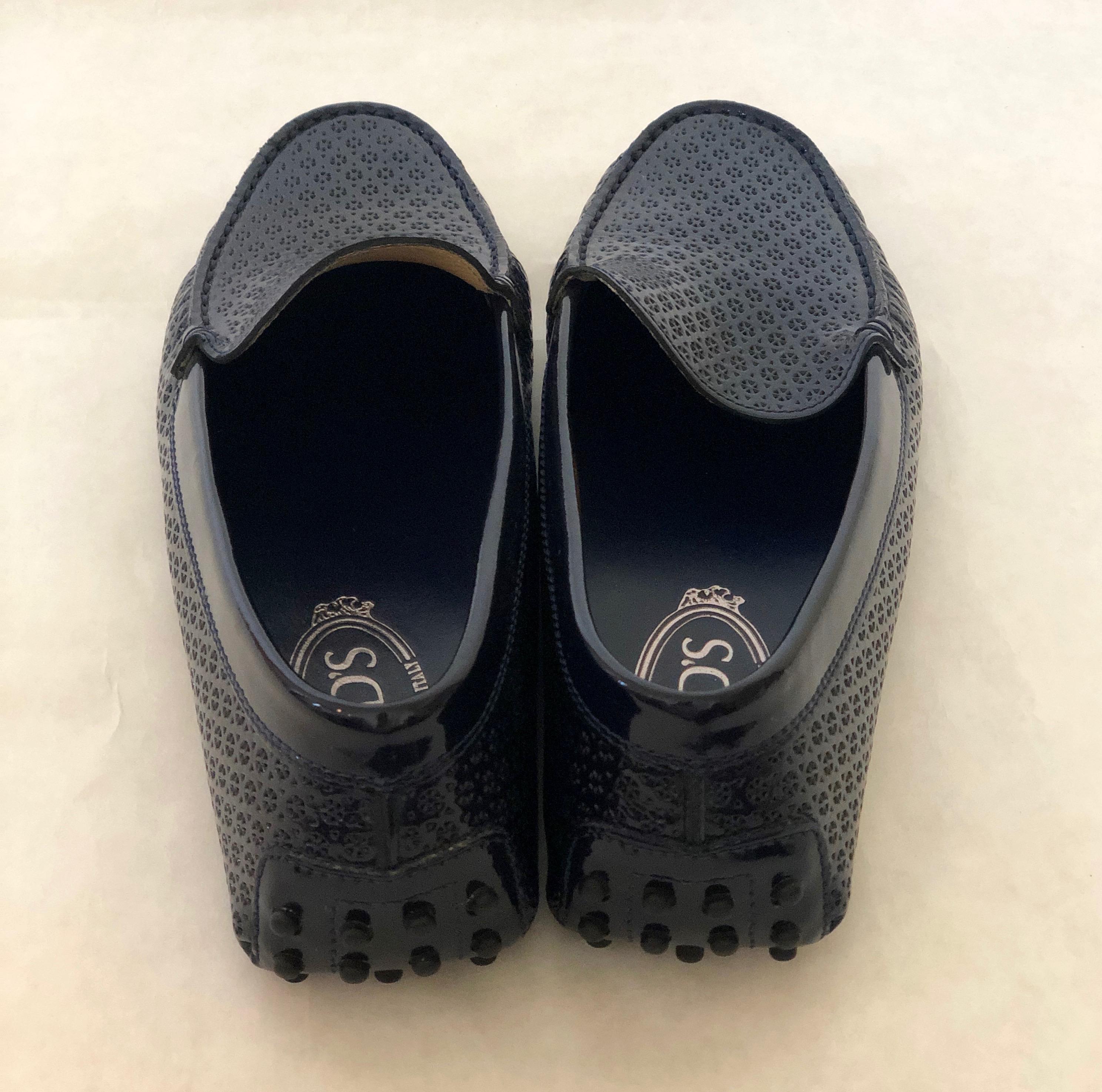 Women's Tod's Navy Blue Patent Perforated Flower Pattern Driver / Moccasin Shoes  For Sale