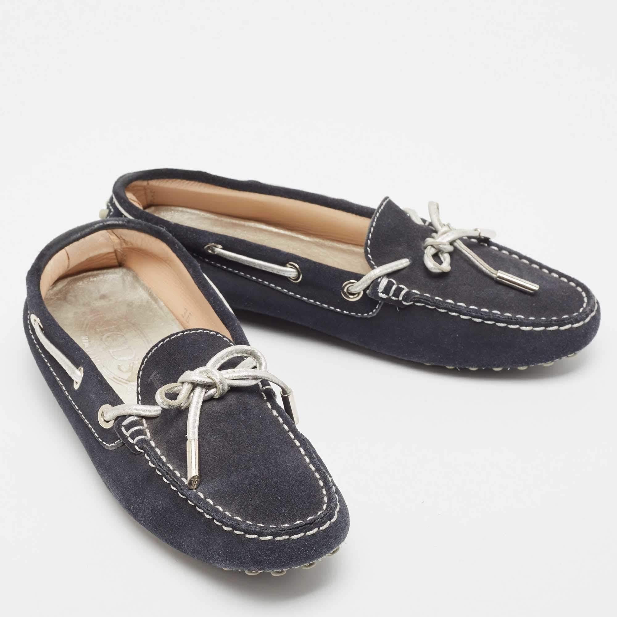 Tod's Navy Blue  Suede Bow Loafers Size 36 In Good Condition For Sale In Dubai, Al Qouz 2