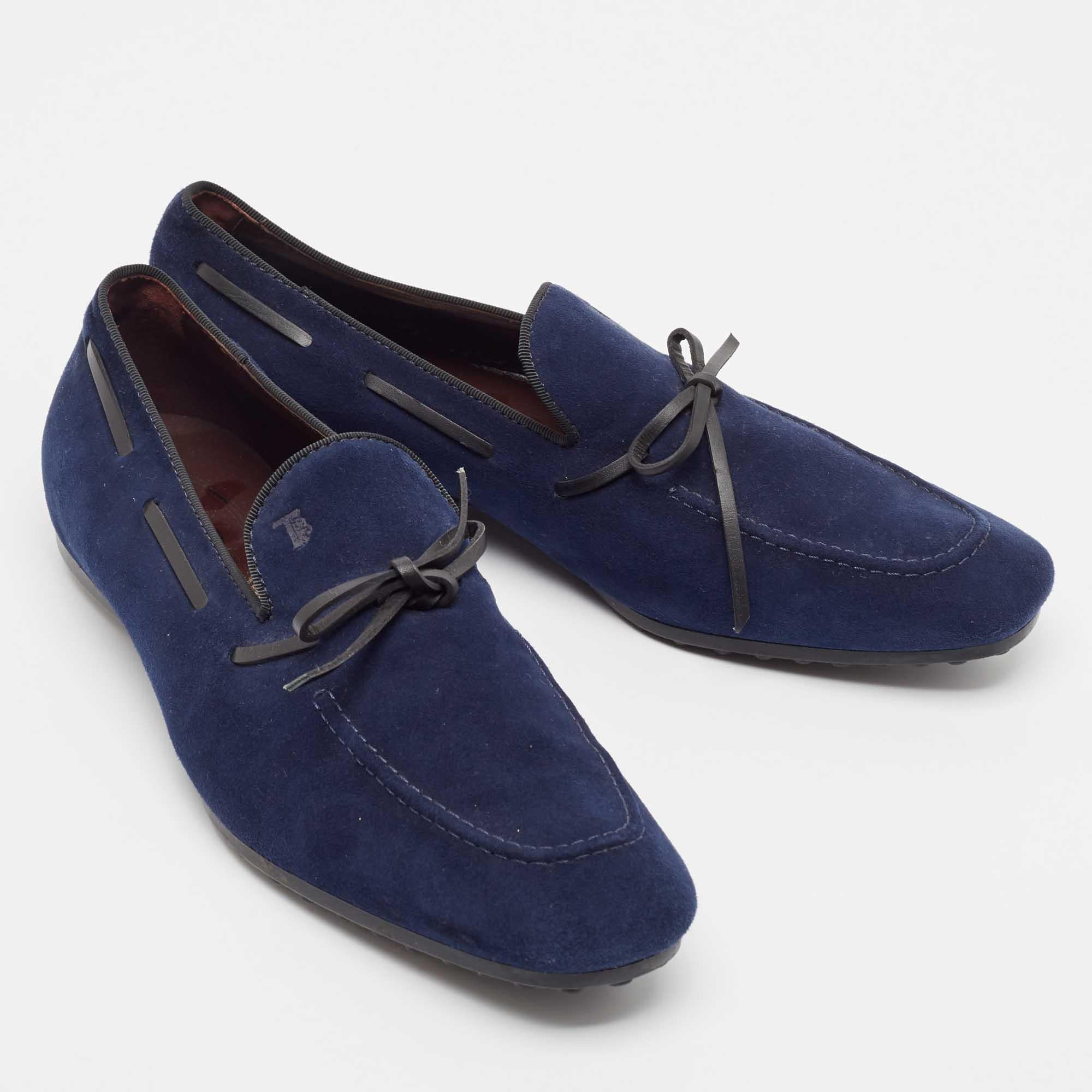 Mocassini con fiocco in pelle scamosciata blu navy di Tod's taglia 39,5 In condizioni buone in vendita a Dubai, Al Qouz 2
