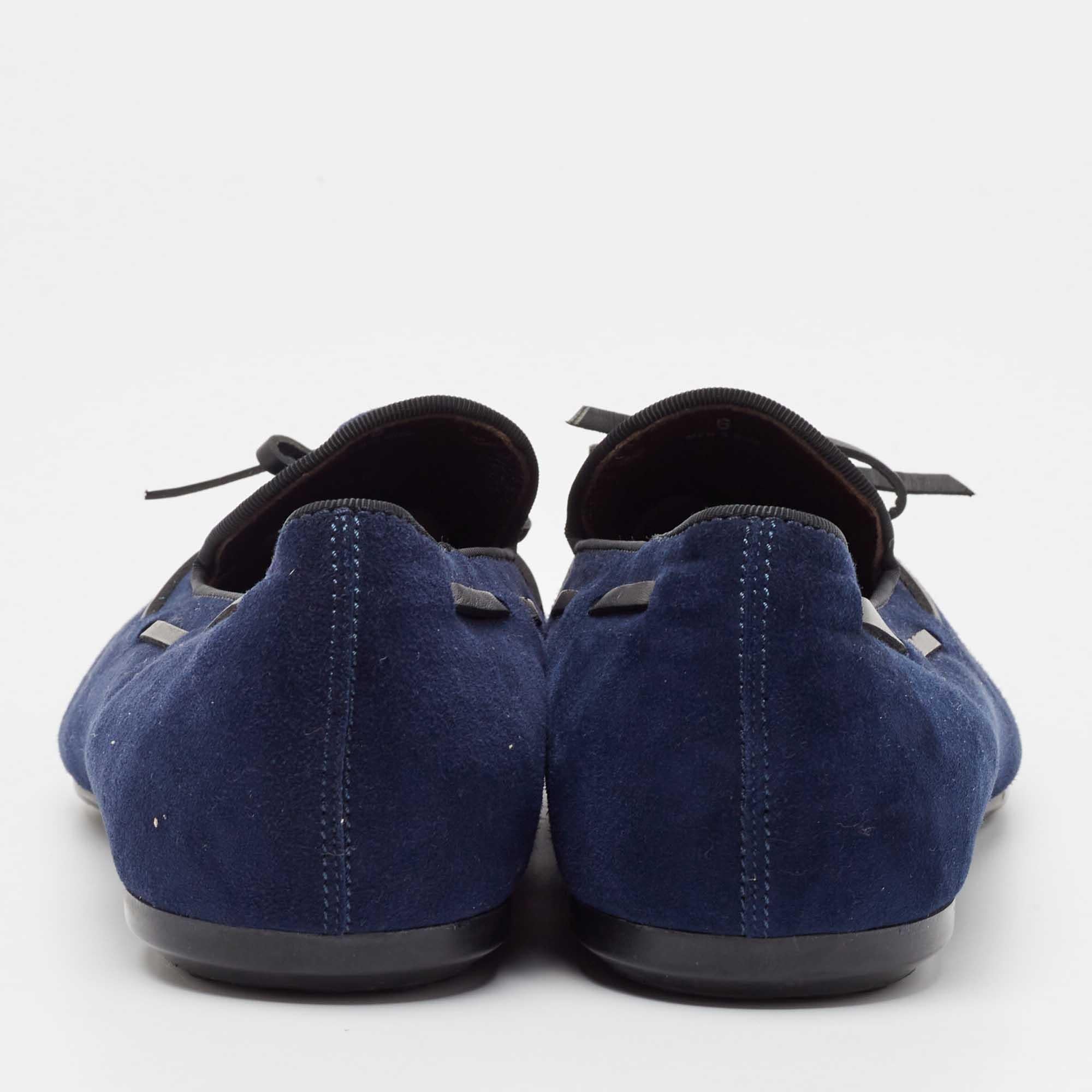 Uomo Mocassini con fiocco in pelle scamosciata blu navy di Tod's taglia 39,5 in vendita