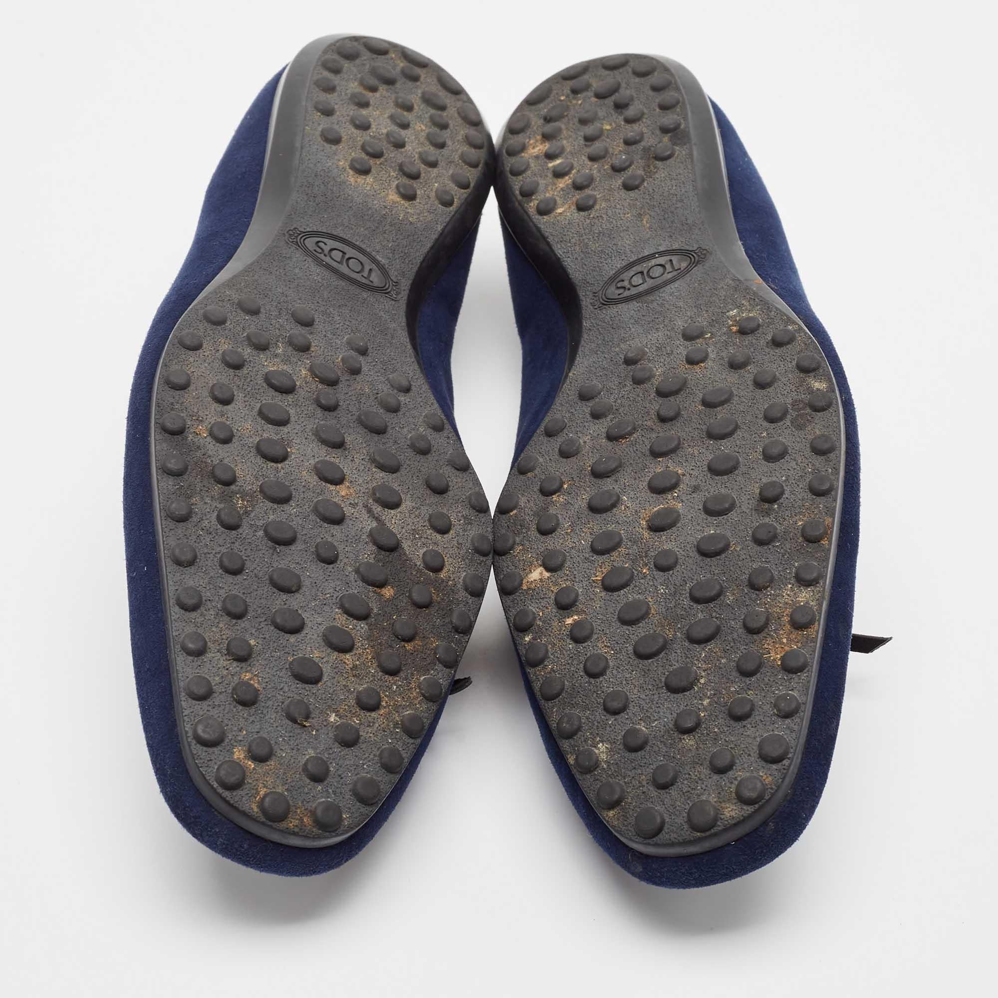 Mocassini con fiocco in pelle scamosciata blu navy di Tod's taglia 39,5 in vendita 1