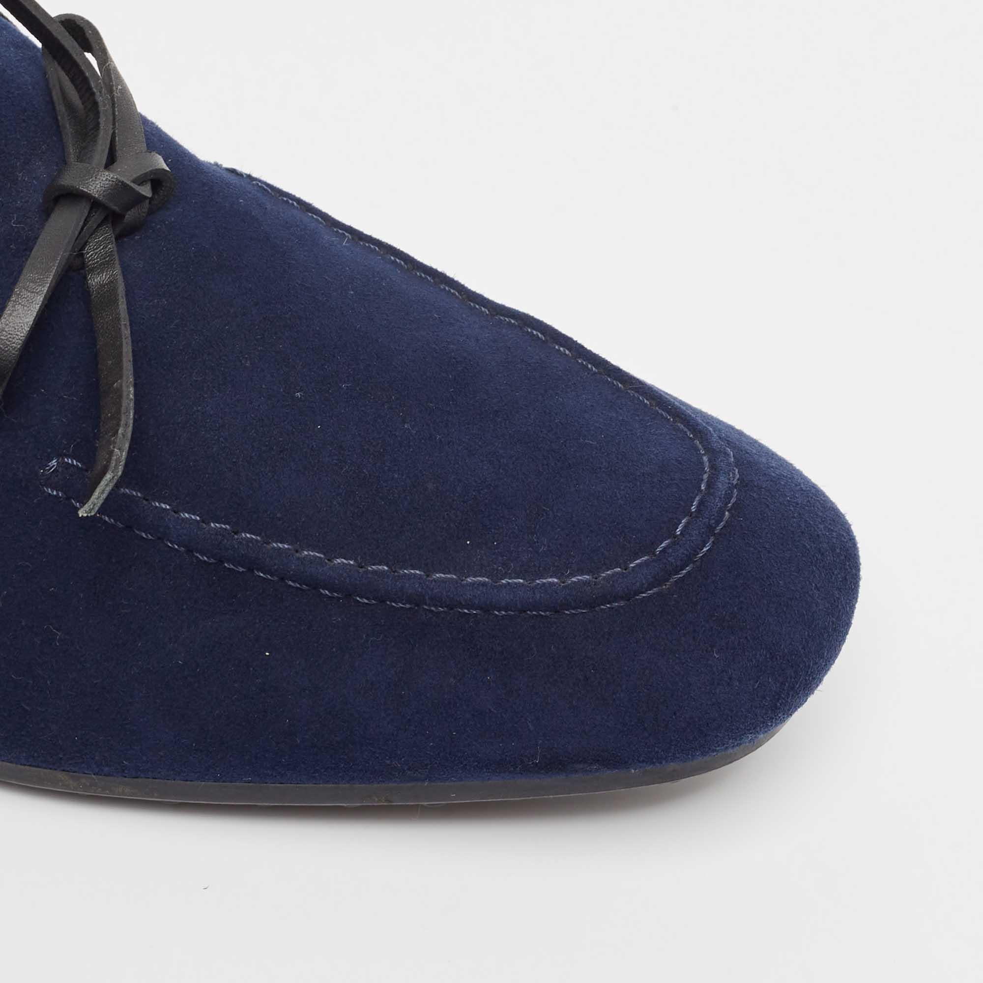 Mocassini con fiocco in pelle scamosciata blu navy di Tod's taglia 39,5 in vendita 2