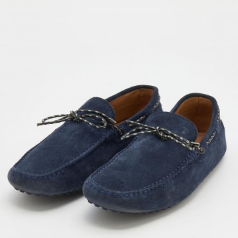 Diese bequemen Loafer von Tod's sind eine schöne Ergänzung für Ihre Schuhsammlung. Sie sind aus marineblauem Wildleder gefertigt und mit einer Schleife auf dem Obermaterial versehen. Die Innensohle aus Leder und die robuste, gekörnte Laufsohle