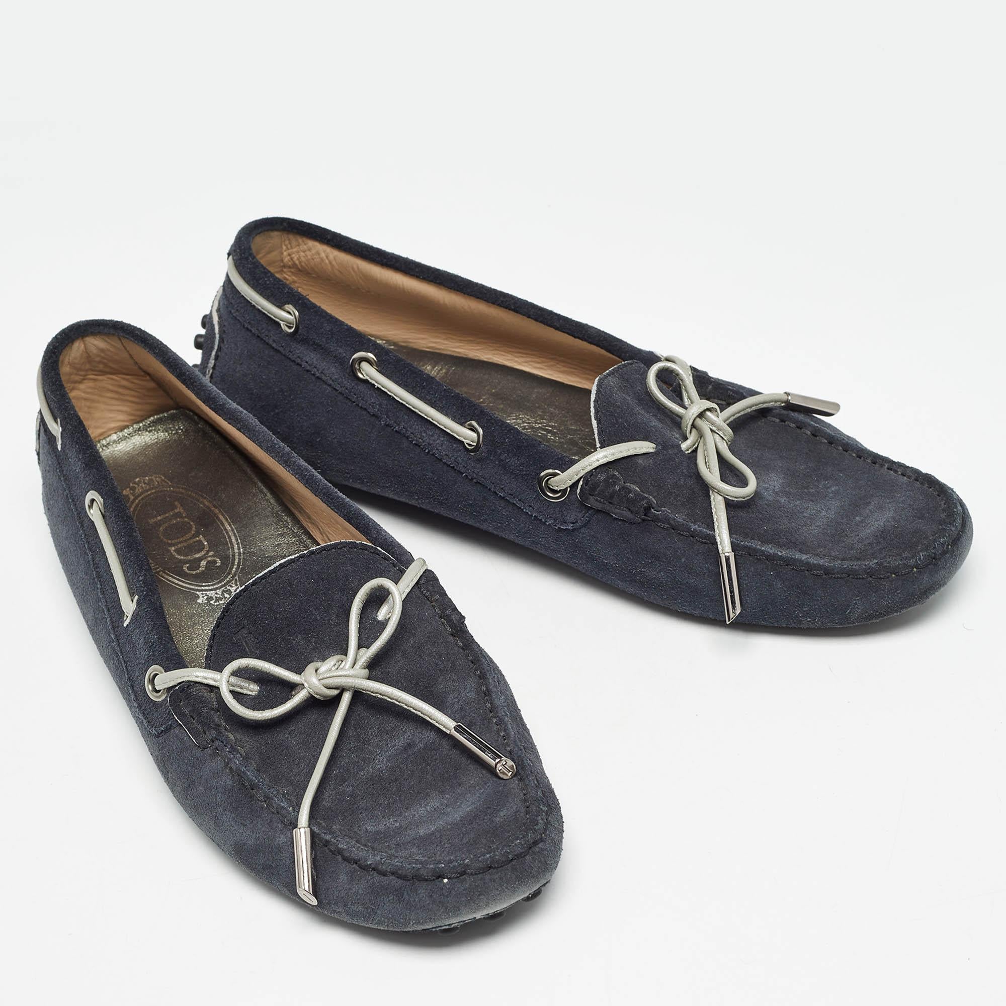 Tod's Navy Blue Suede Gommino Loafers Size 38 In Good Condition For Sale In Dubai, Al Qouz 2