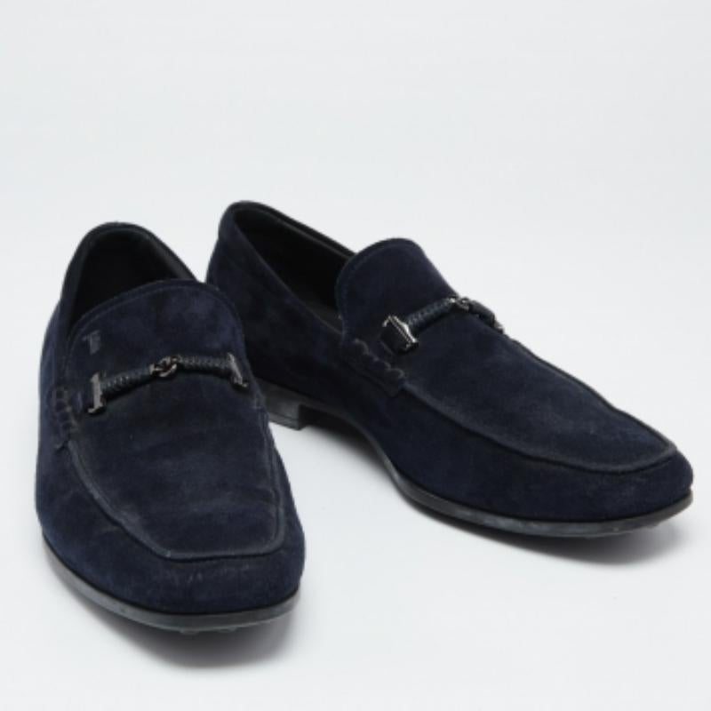 Die Gummisohle und die Innensohle aus Leder machen diese Tod's Loafer langlebig. Das Obermaterial aus marineblauem Wildleder ist mit einem Doppel-T und dem Markenzeichen versehen. Die Slip-on-Passform dieses Paares erhöht seine Funktionalität.